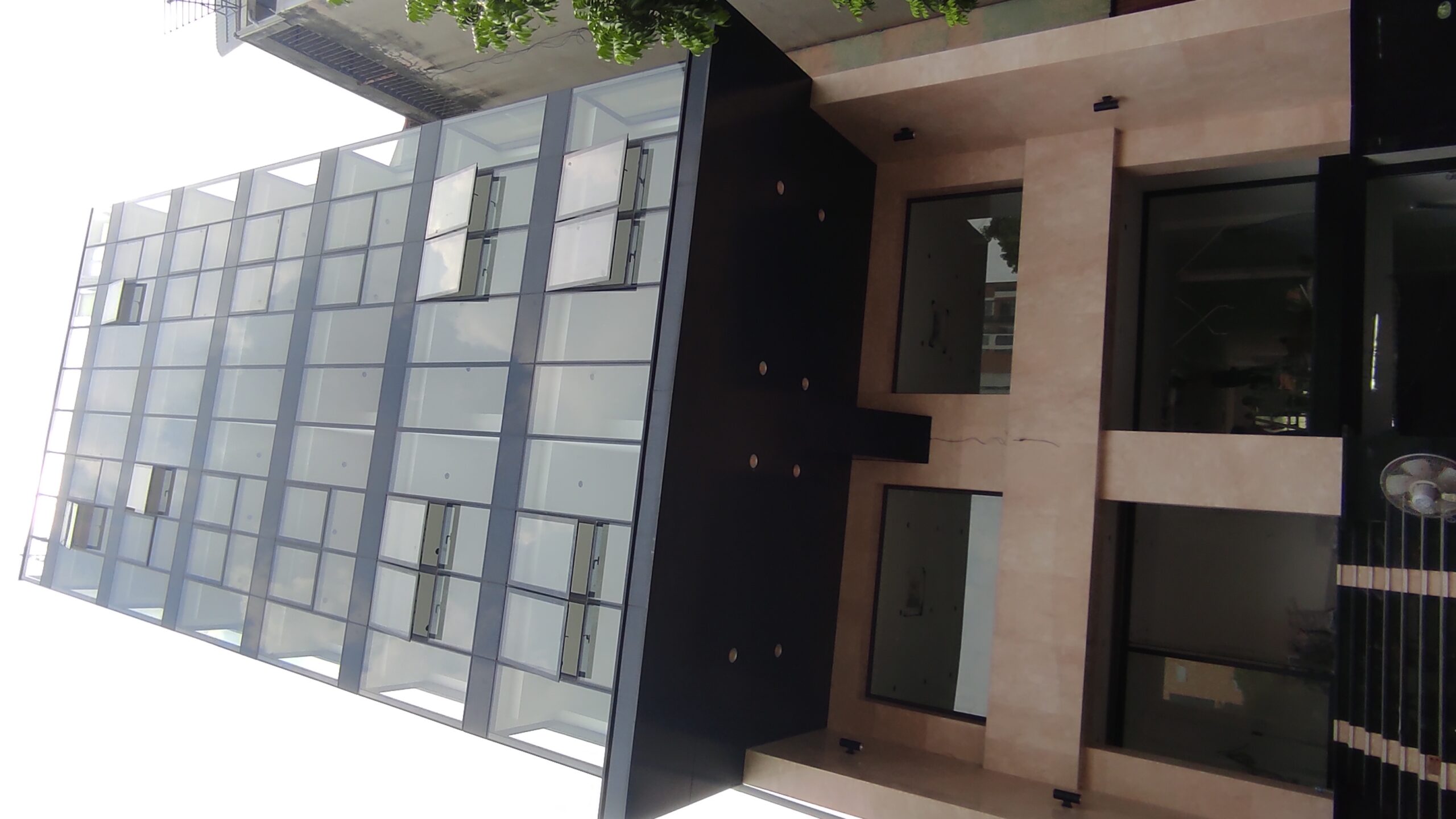 Bán nhà Khuất Duy tiến 110mx9T văn phòng 39 tỷ