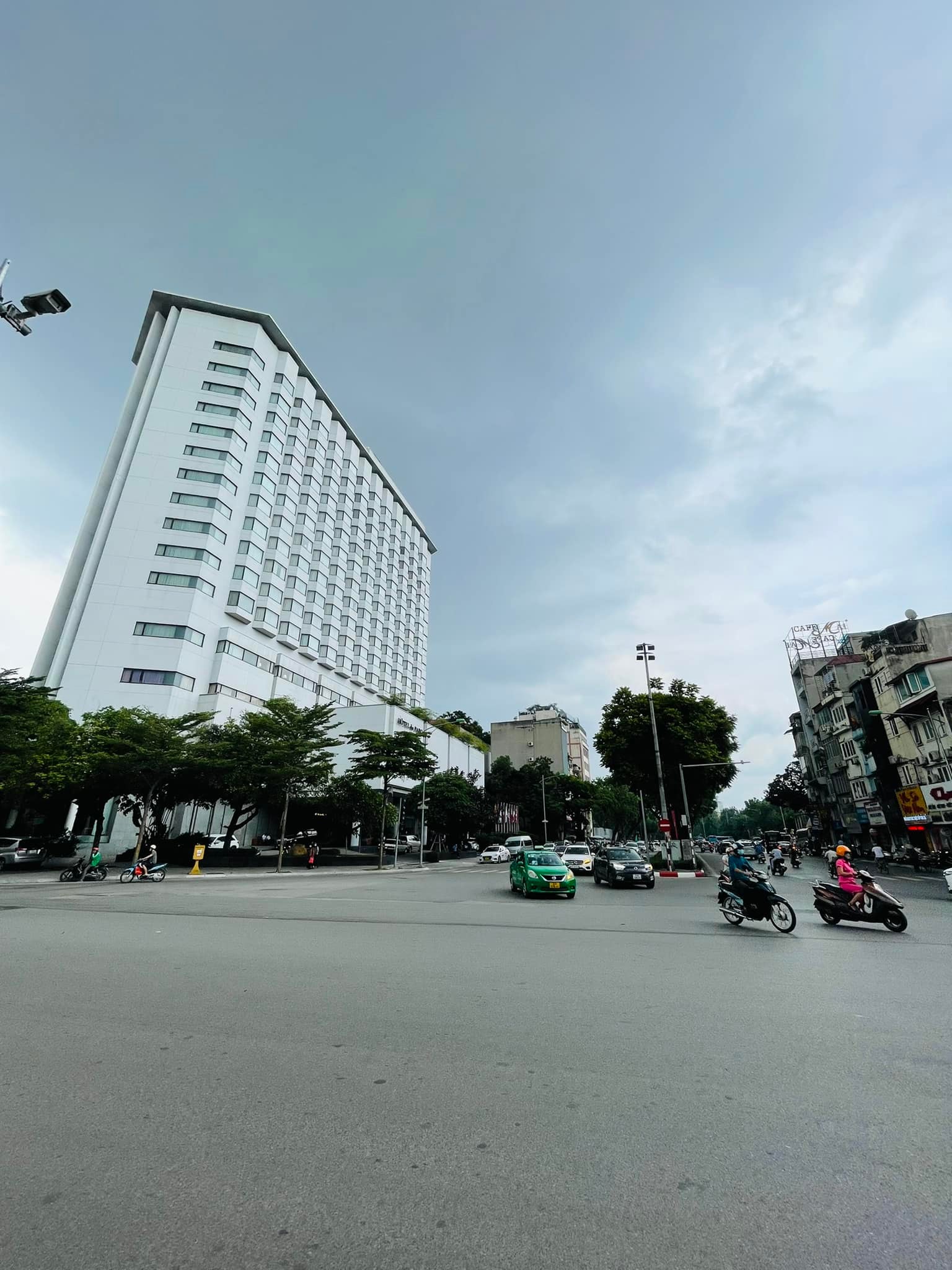 Nhà mặt phố Lê Duẩn, 210m2, mặt tiền khủng 15m, giá 83 tỷ.