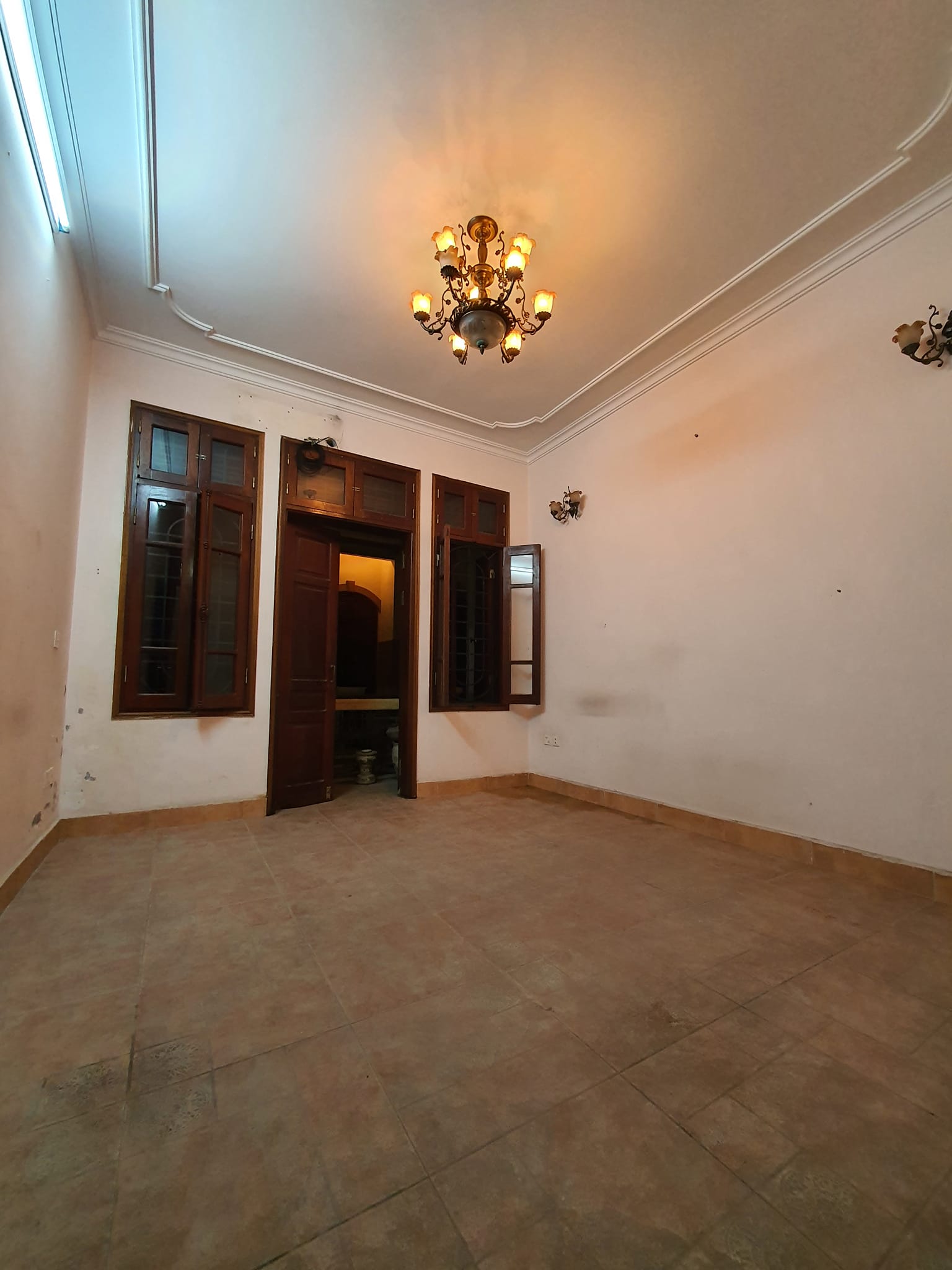 Nhà mặt phố Lê Thanh Nghị, 82m2 x 4T, thoáng sau, nở hậu, 304 triệu/m2,