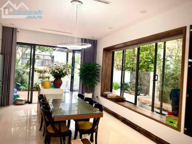 Bán biệt thự sân vườn 3 tầng đường Hoàng Đạo Thúy quận Thanh Xuân diện tích 460m2 48 tỷ