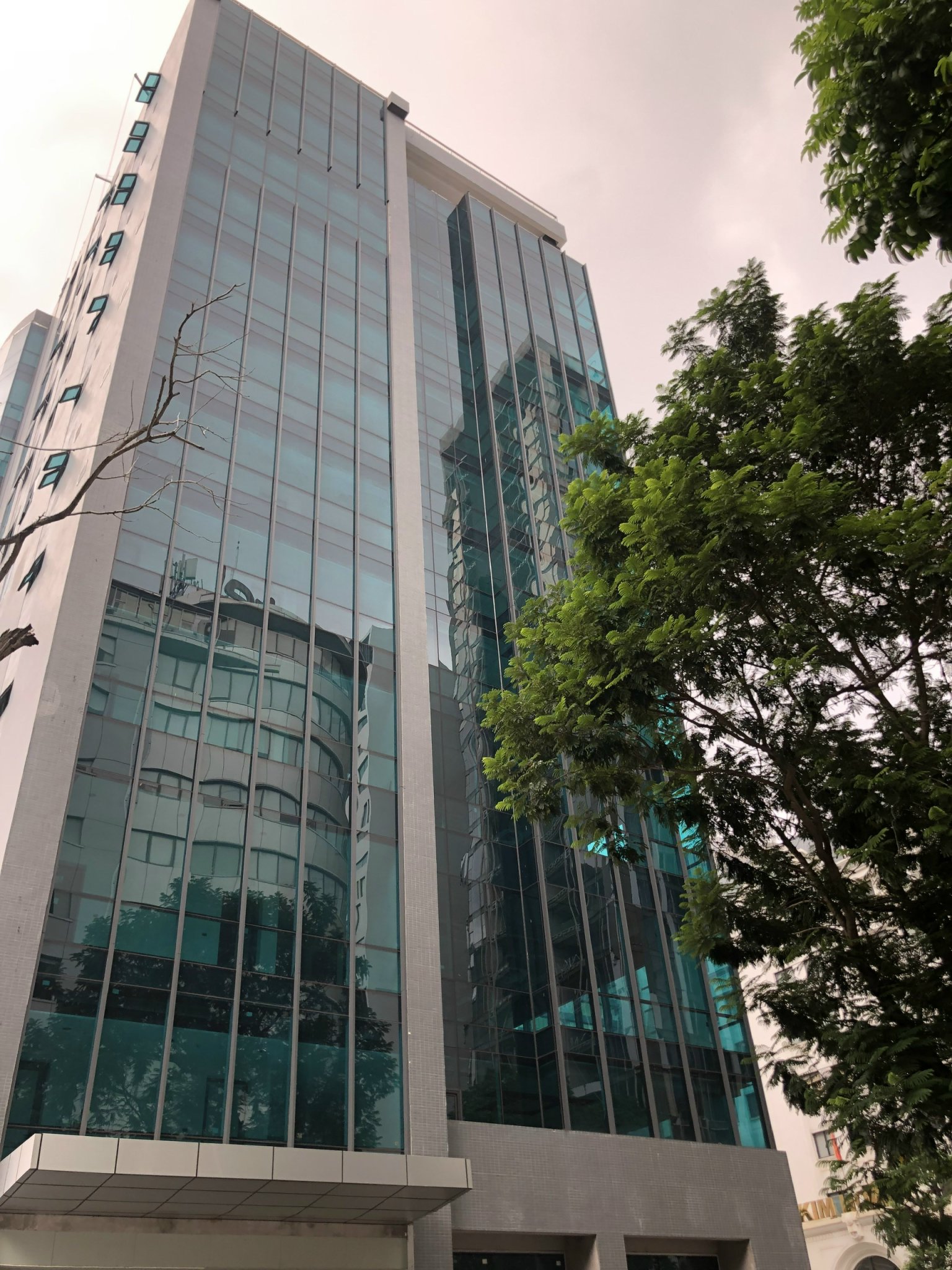 Bán tòa nhà Văn Phòng, dòng tiền 1tỷ mỗi tháng, mặt Cầu Giấy. DT 241m2, MT 25m