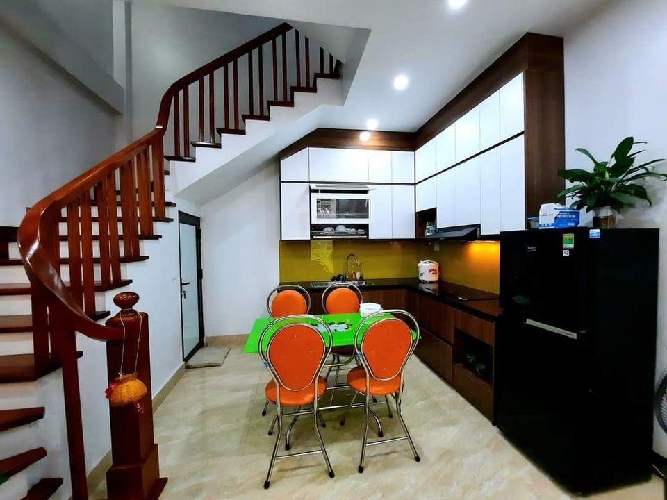 Bán gấp nhà đẹp phố Lạc Long Quân gần Hồ Tây 52m2 xây 5 tầng thoáng mát, giá 4 tỷ 800 triệu.