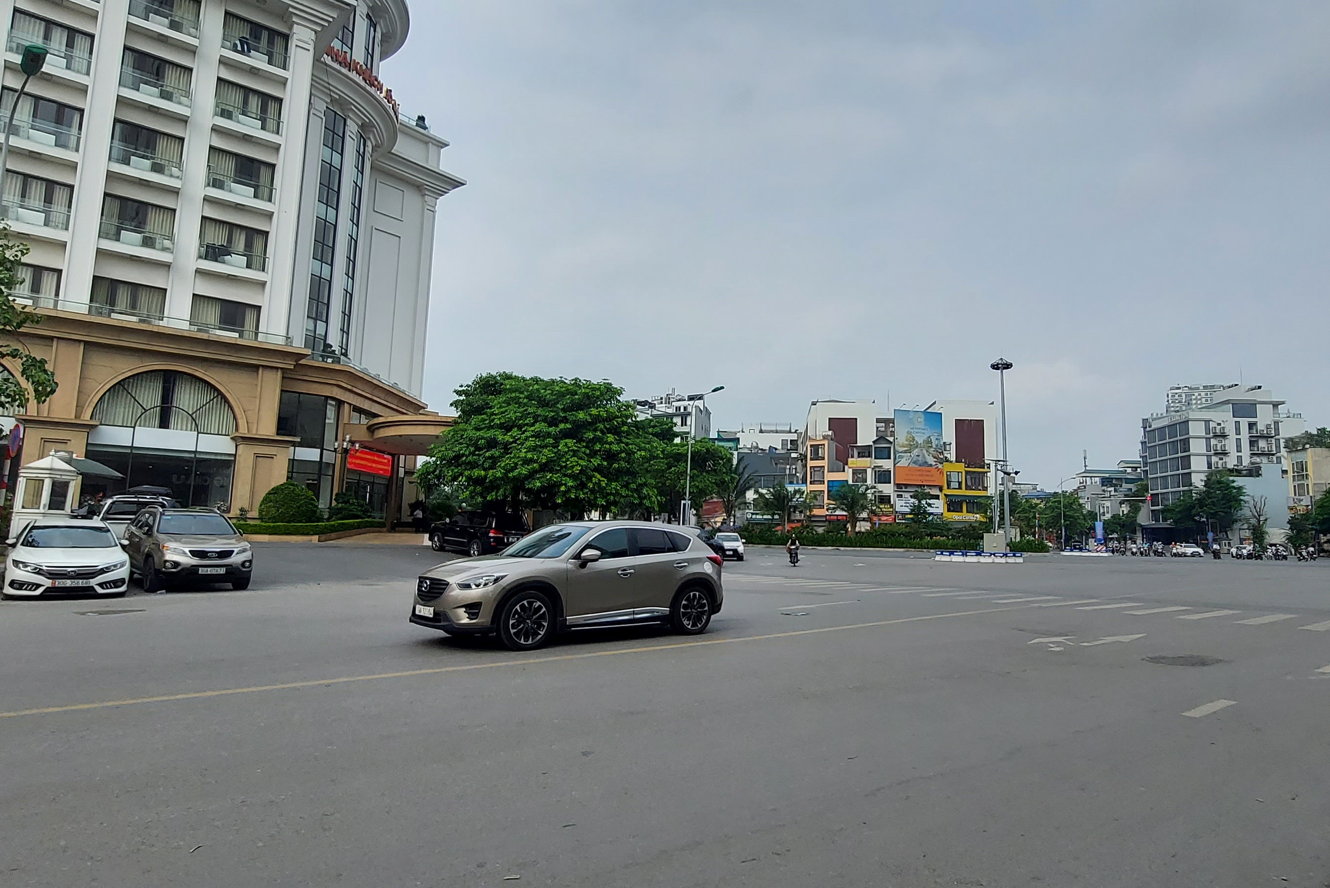 Bán nhà gần mặt Hồ Tây, gần ngã tư đường Văn Cao, Kinh Doanh 135m2 giá 36 tỷ