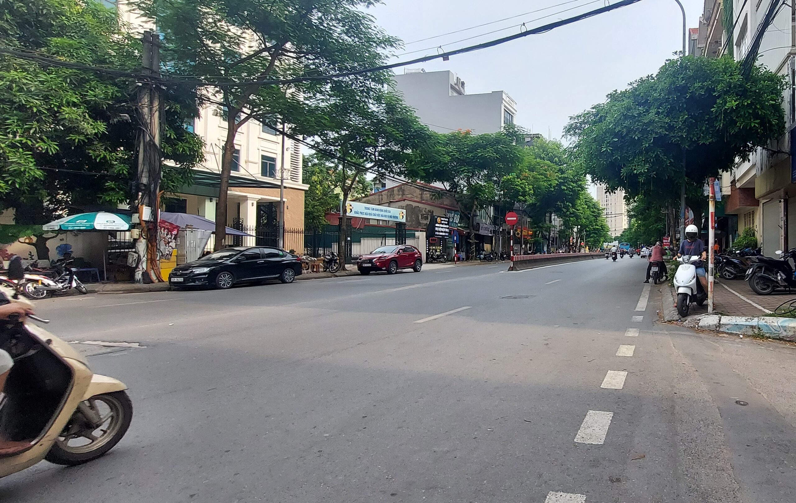 Cần bán nhà mặt đường Lạc Long Quân 105m2 giá 28.5 tỷ