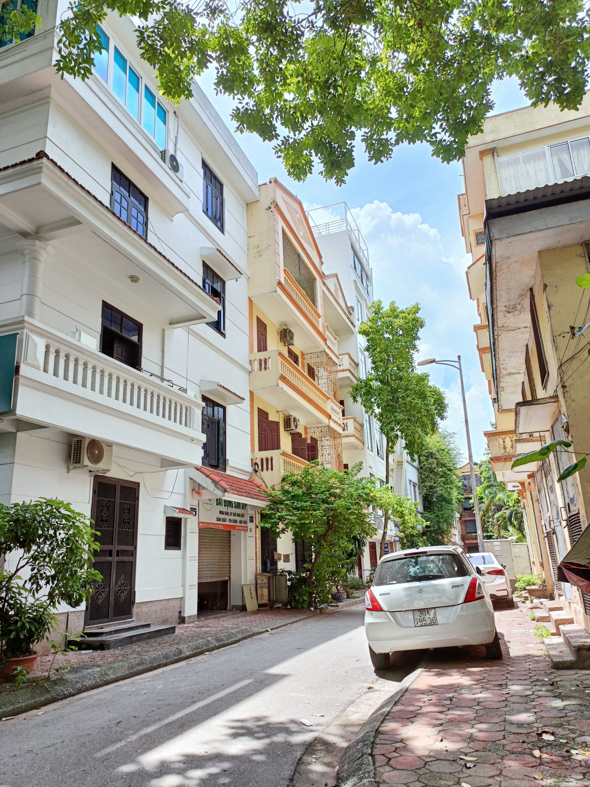 Chính chủ cần bán nhà KĐT Linh Đàm 120m2, phân lô, mặt phố, ô tô tránh, giá chào 13 tỷ.