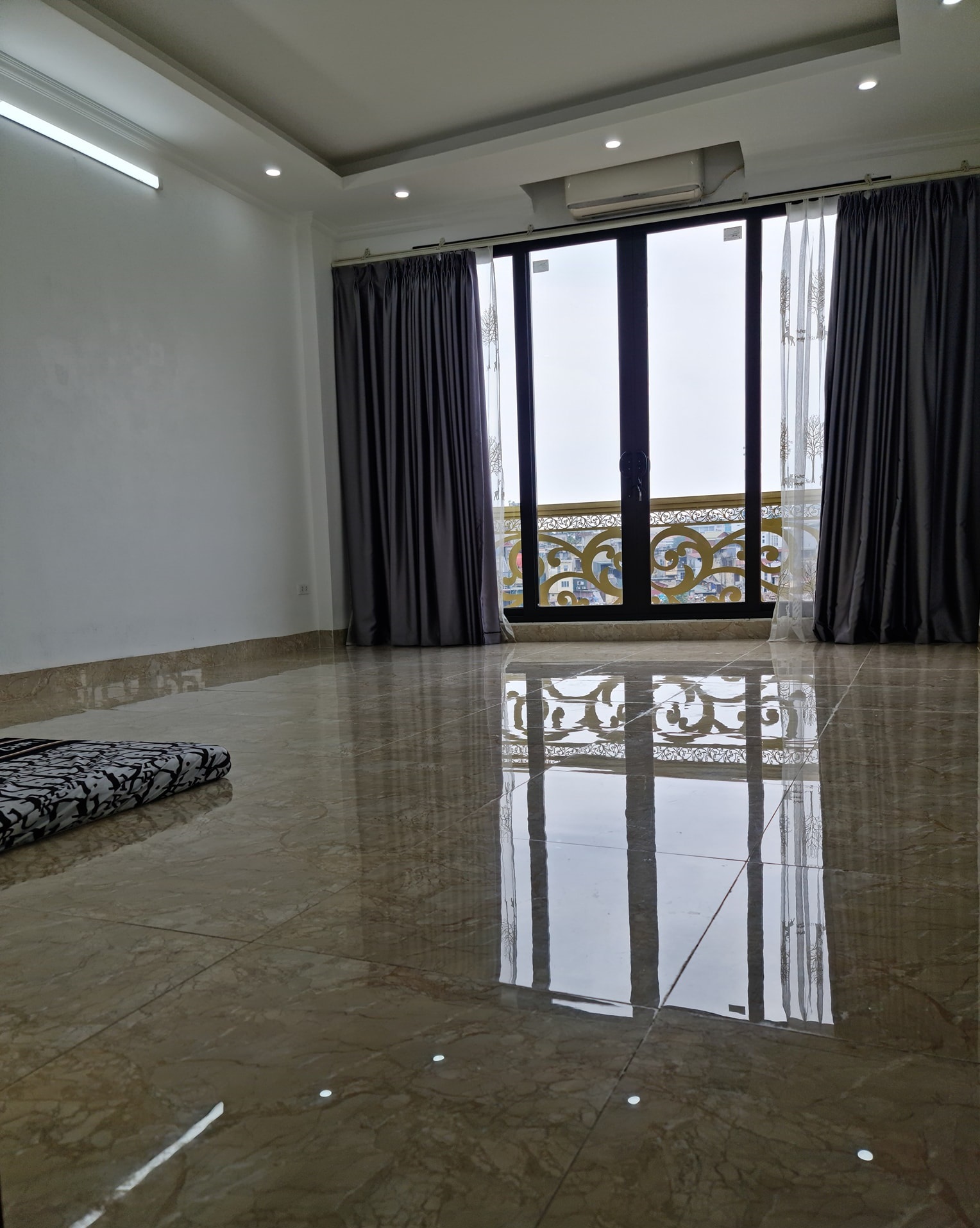 Nhà Lạc Long Quân, Tây Hồ cần bán diện tích 90m2 Kinh Doanh, Vỉa Hè rộng.