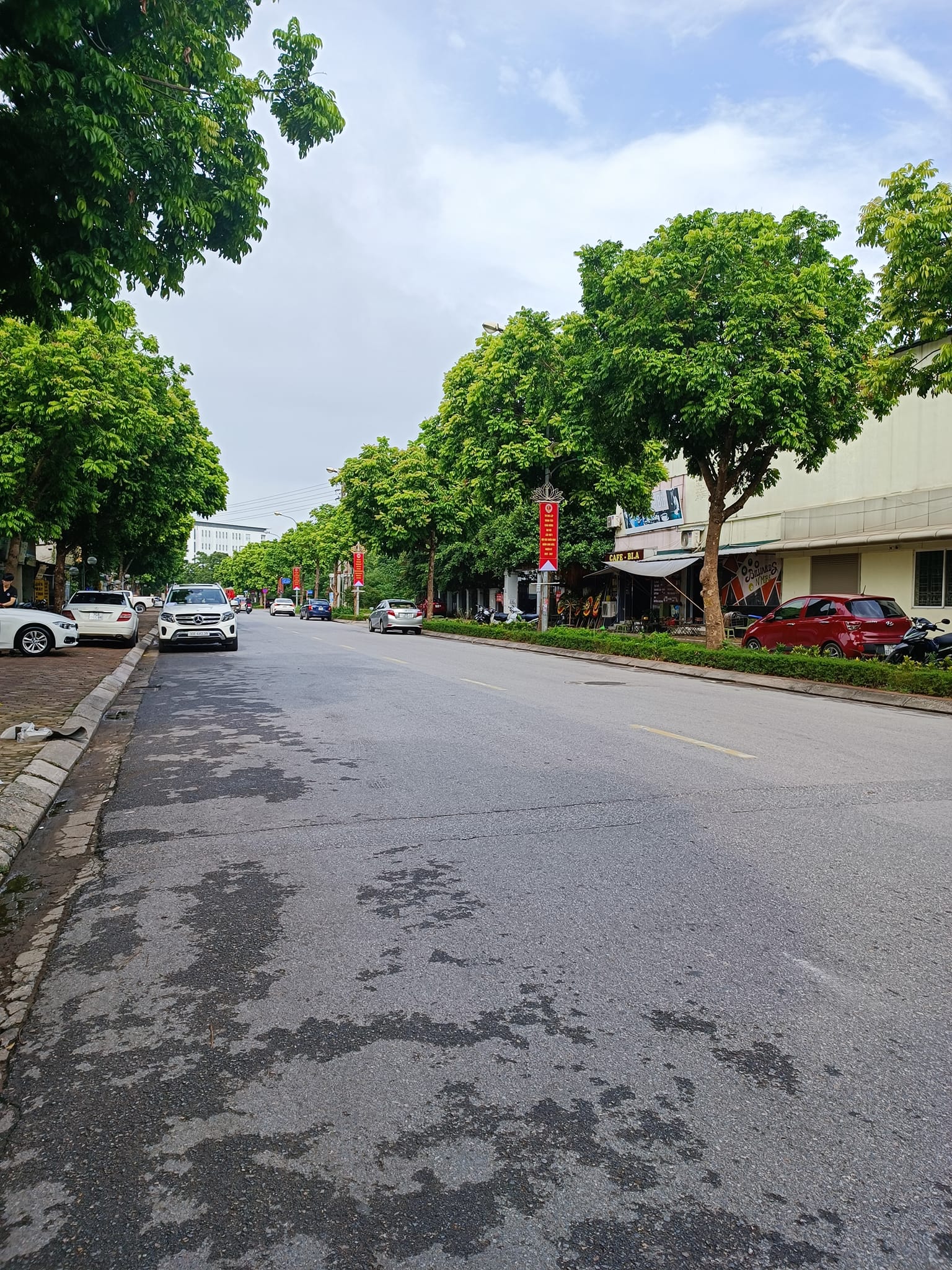 Cực hiếm bán nhà mặt phố Trường Lâm, kinh doanh đỉnh, vỉa hè, 2 thoáng, 109m2, 2 tầng