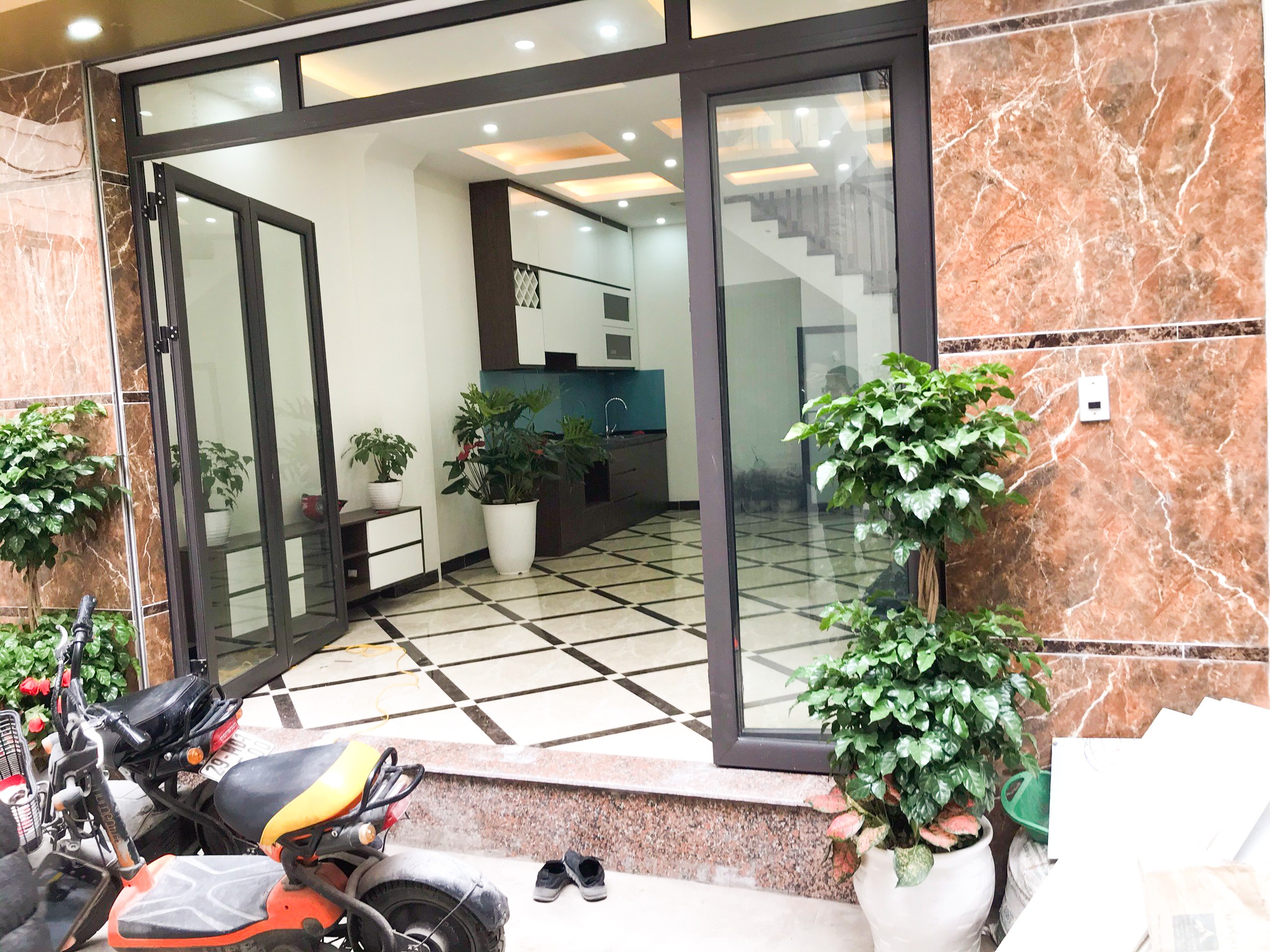 Bán nhà ngõ 612 La Thành, Ngọc Khánh, Ba Đình 41m2x5T đẹp ô tô đỗ cách 30m giá 4,3 tỷ