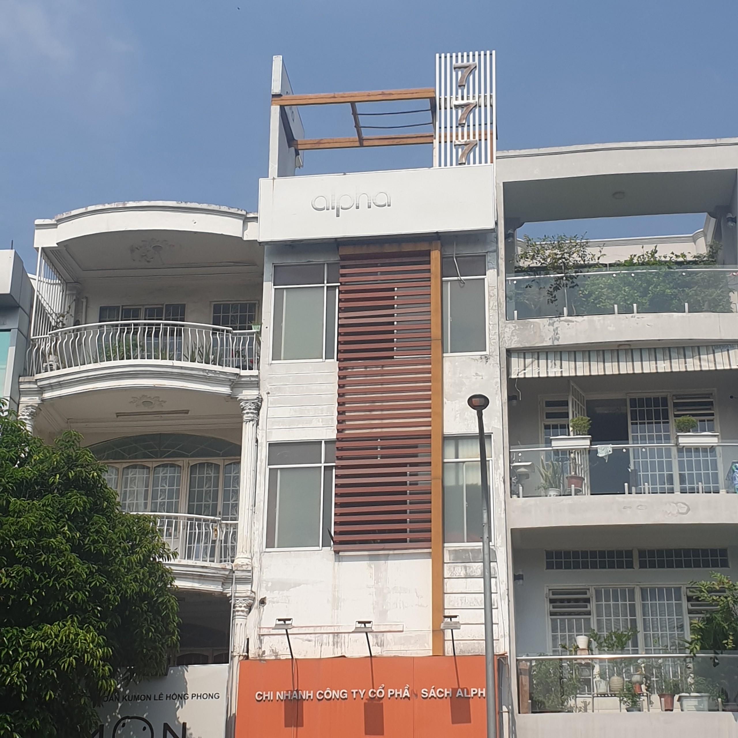 Gia đình trả nợ cần bán gấp nhà mặt tiền Lê Văn Sỹ, quận 3, 4.1m*25m, không lộ giới, 38 tỷ TL