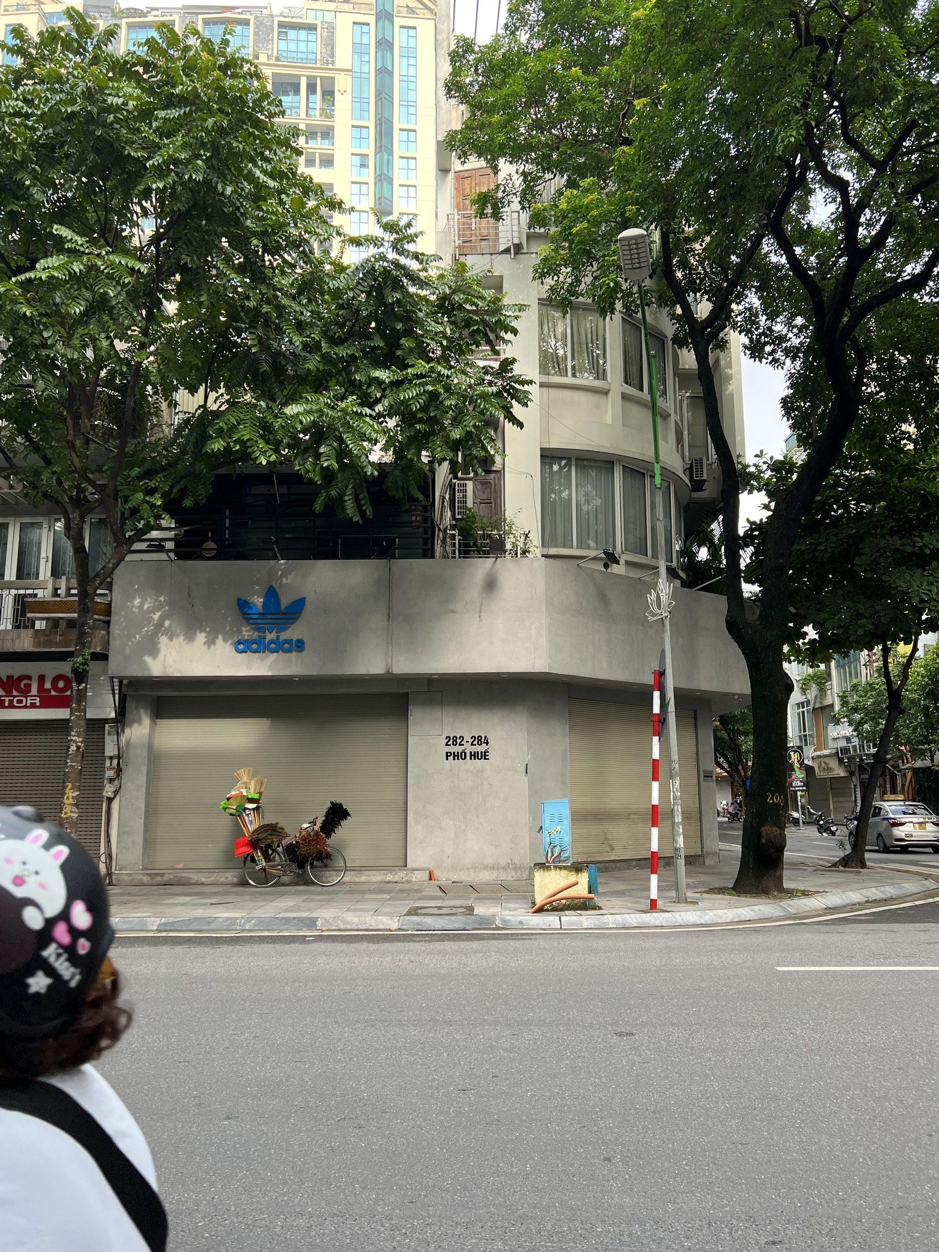 Cho thuê MBKD Lô Góc Mặt Phố Thái Thịnh Thái Hà 400mx Mặt tiền 12m