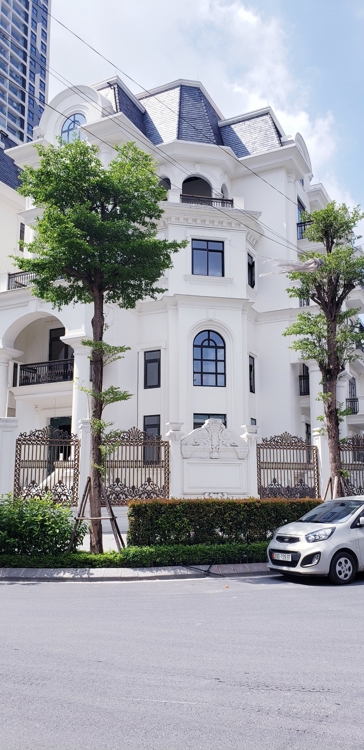 Bán Biệt Thự Vip KV Cầu Giấy-Hà Nội.DT 336m x 4 tầng+ thang máy+ hầm xe