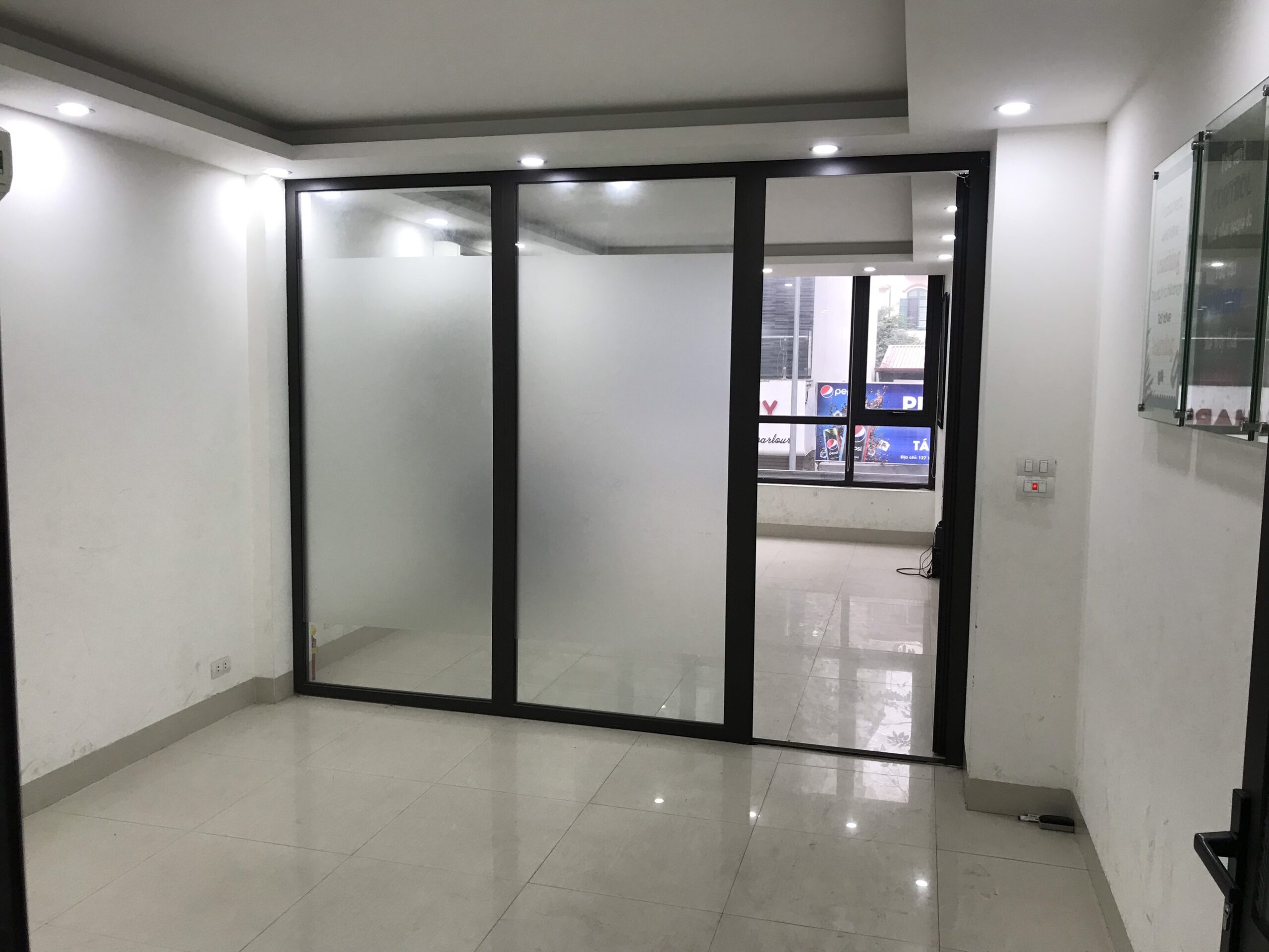 Cho thuê nhà MP Yên Phụ, 53m2 x 7 tầng, MT 4m, có thang máy, có hầm, giá 35 triệu