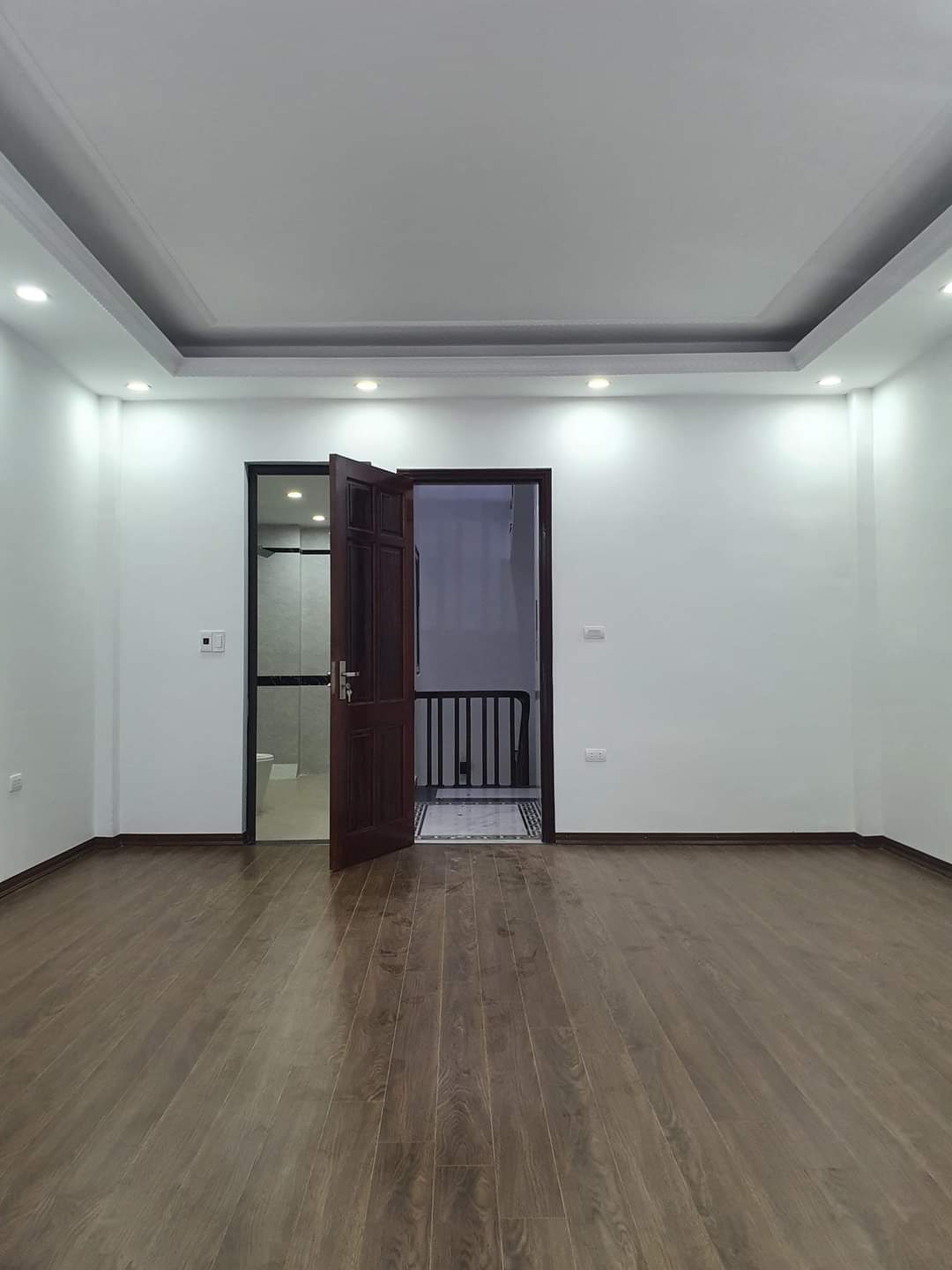 Trung Kính 6T DT 50m giá 8,7 tỷ nhà mới, thang máy, kinh doanh văn phòng.