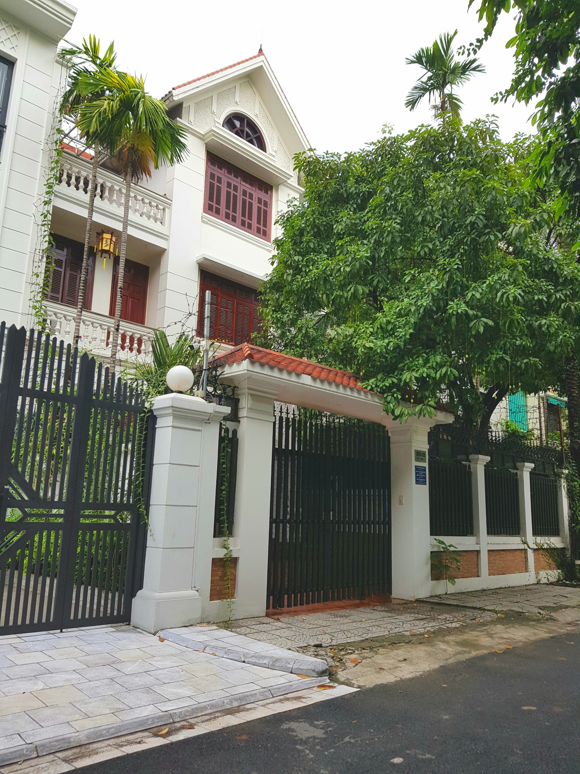 SIÊU HIẾM BIỆT THỰ DỊCH VỌNG , CẦU GIẤY 135M 4 TẦNG MT8M CÓ GARA Ô TÔ VỈA HÈ RỘNG