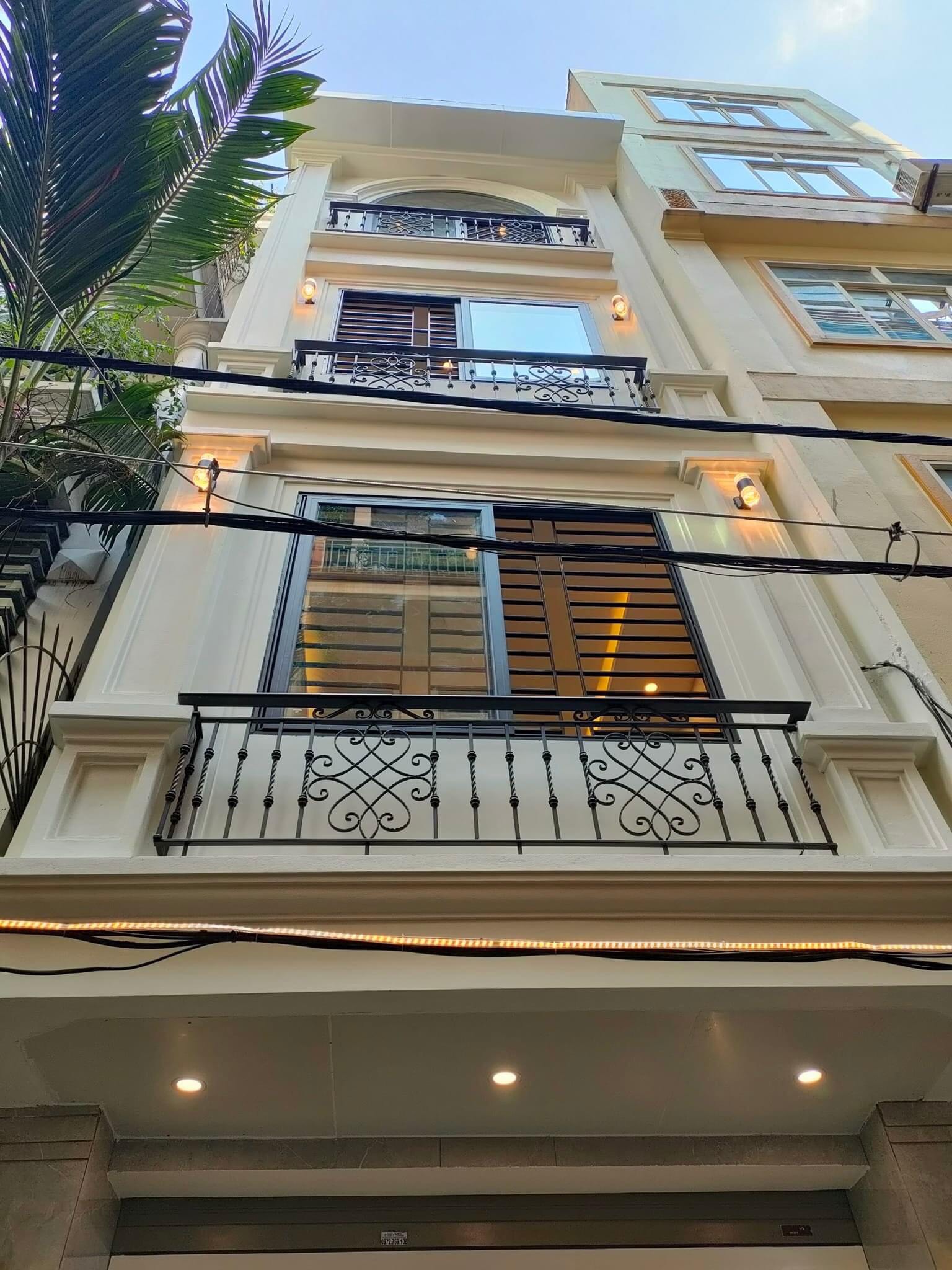 Bán nhà Mặt Phố Cầu Giấy Hà Nội 4 Tầng, Thiết Kế Mới 100%, Full Nội Thất Giá(thương lượng)