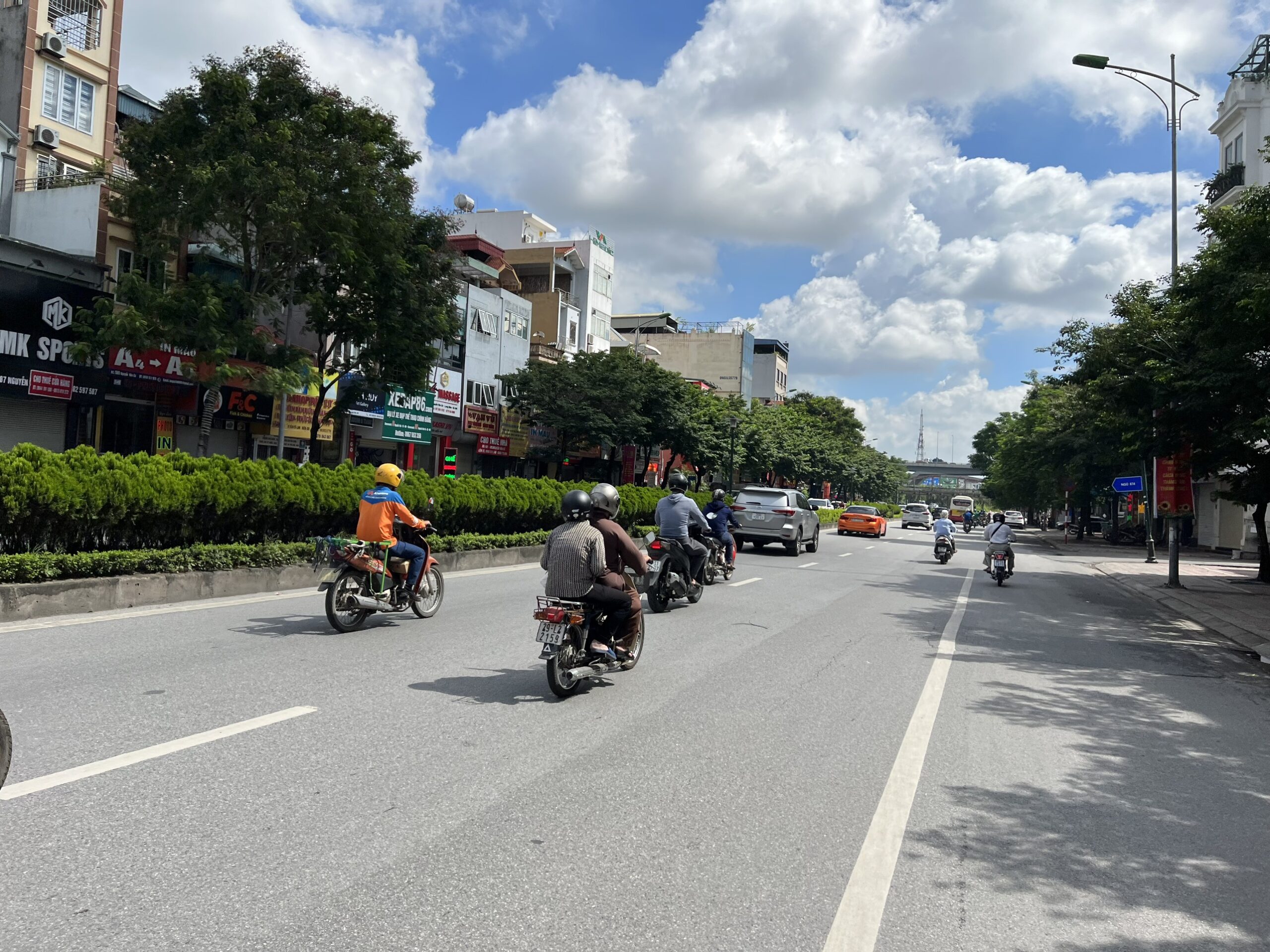 Chính chủ cần tiền sang tên gấp căn nhà 3 tầng mặt phố Nguyễn Văn Cừ, Long Biên