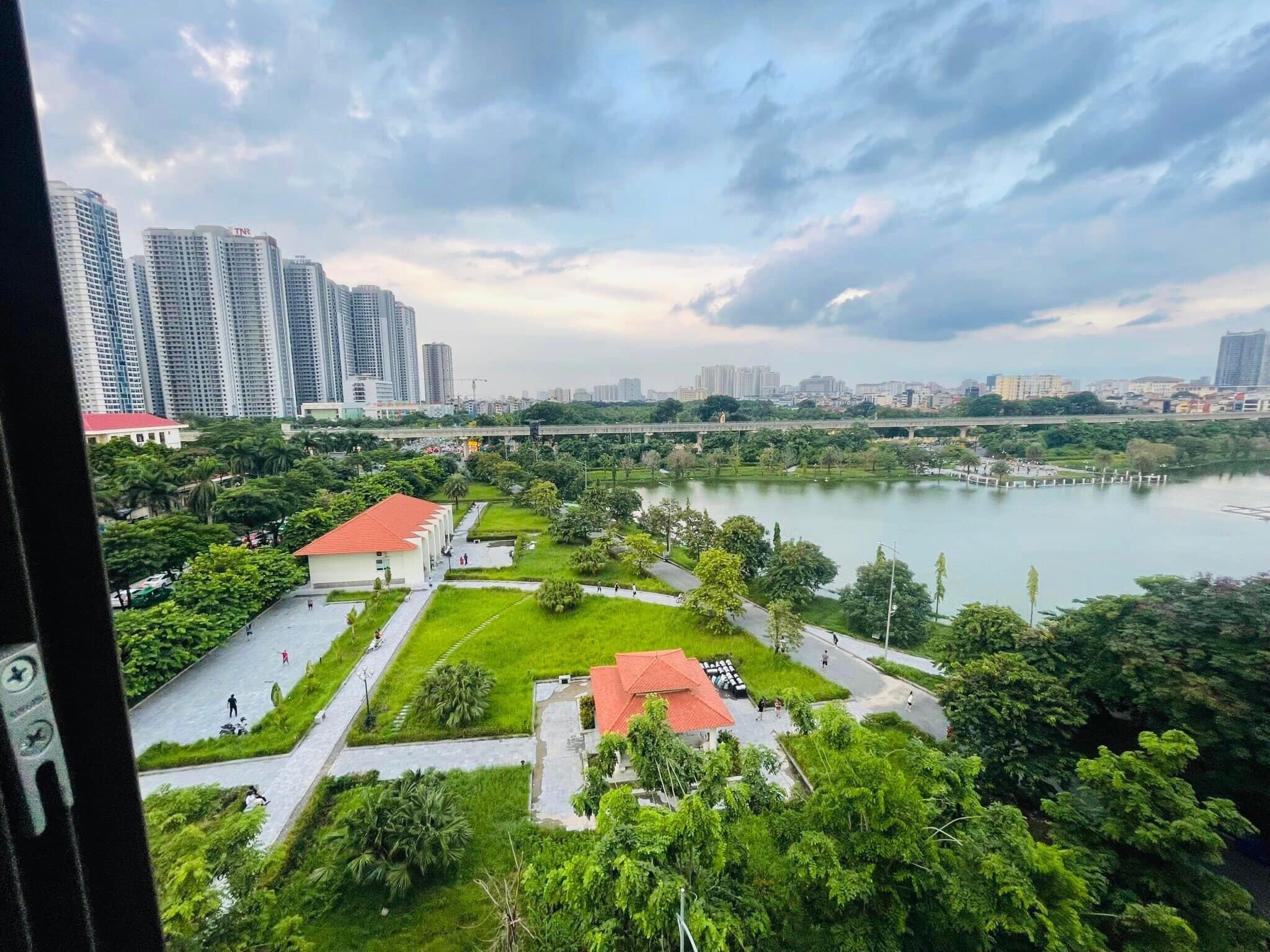 Bán nhà mặt hồ 7 tầng, KD Tốt số 12 Lê Đức Thọ - Từ Liêm - Hà Nội.