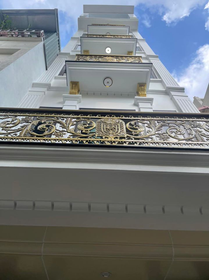 Bán nhà Phố Ngọc Thụy-Long Biên-Phân lô 7 tầng thang máy-Gara ô tô 7 chỗ-Dân trí cao.