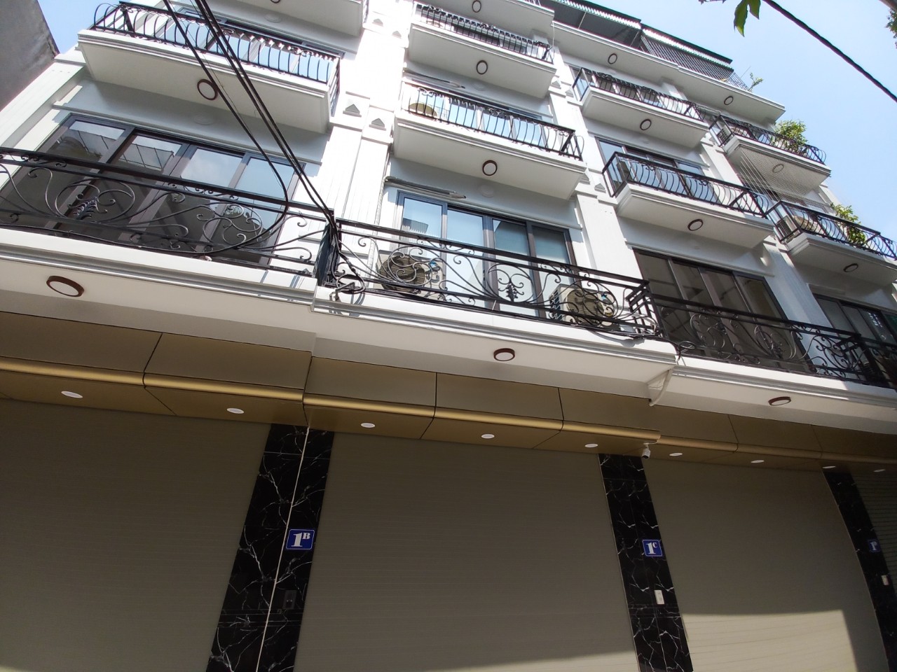 Bán nhà Hồng Tiến-Long Biên-6 tầng thang máy-Ngõ ô tô 7 chỗ-Cách phố 30m.