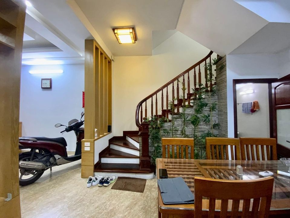 Bán nhà ngõ 28 Xuân La, ô tô tránh, vỉa hè, Diện tích 50m2 , mặt tiền 5m