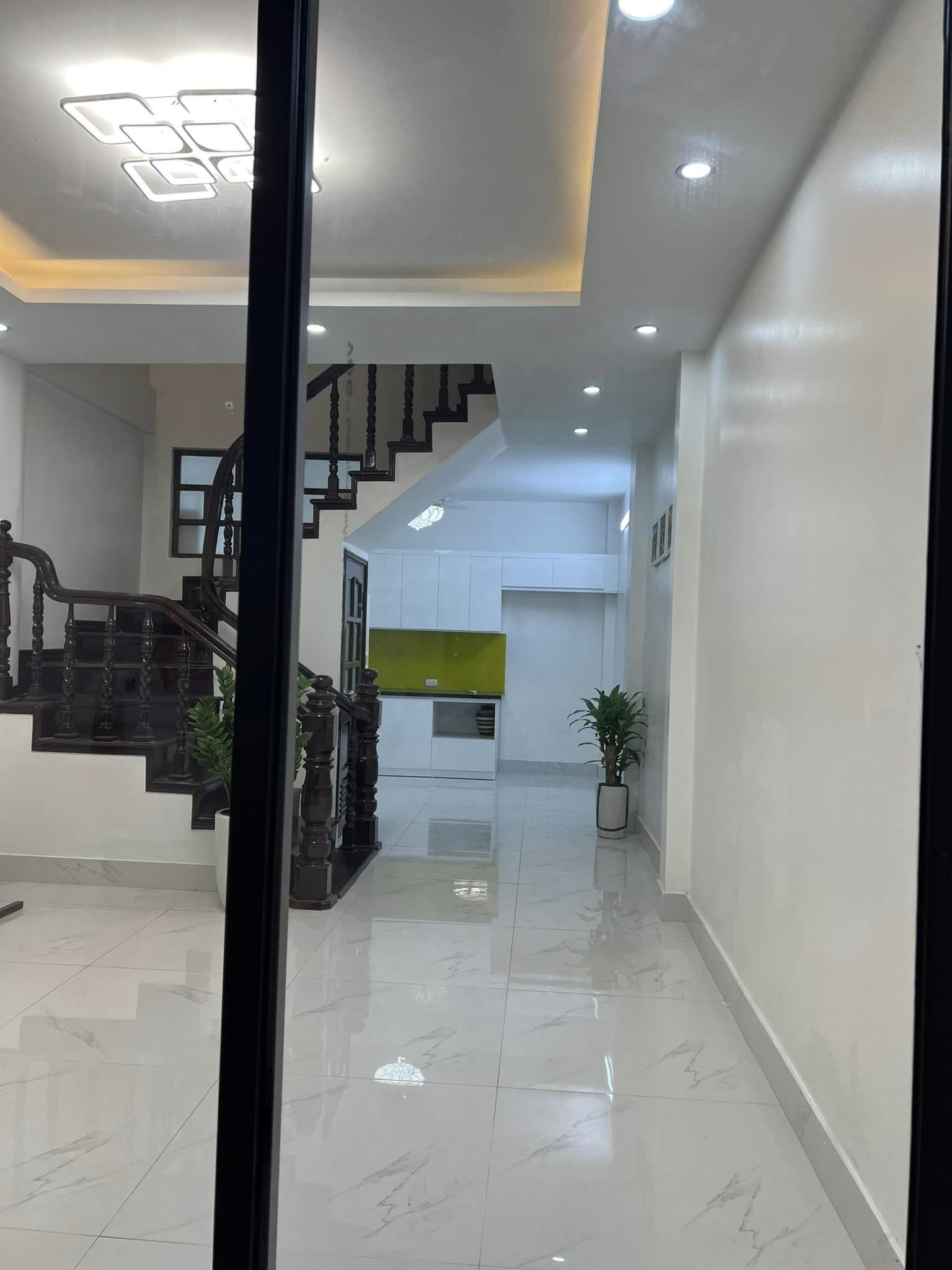 BÁN NHÀ SIÊU ĐẸP CẦU GIẤY - KHÁCH CHỈ VIỆC SÁCH VALI VỀ Ở - SỔ ĐỎ CHÍNH CHỦ - 5,X TỶ.