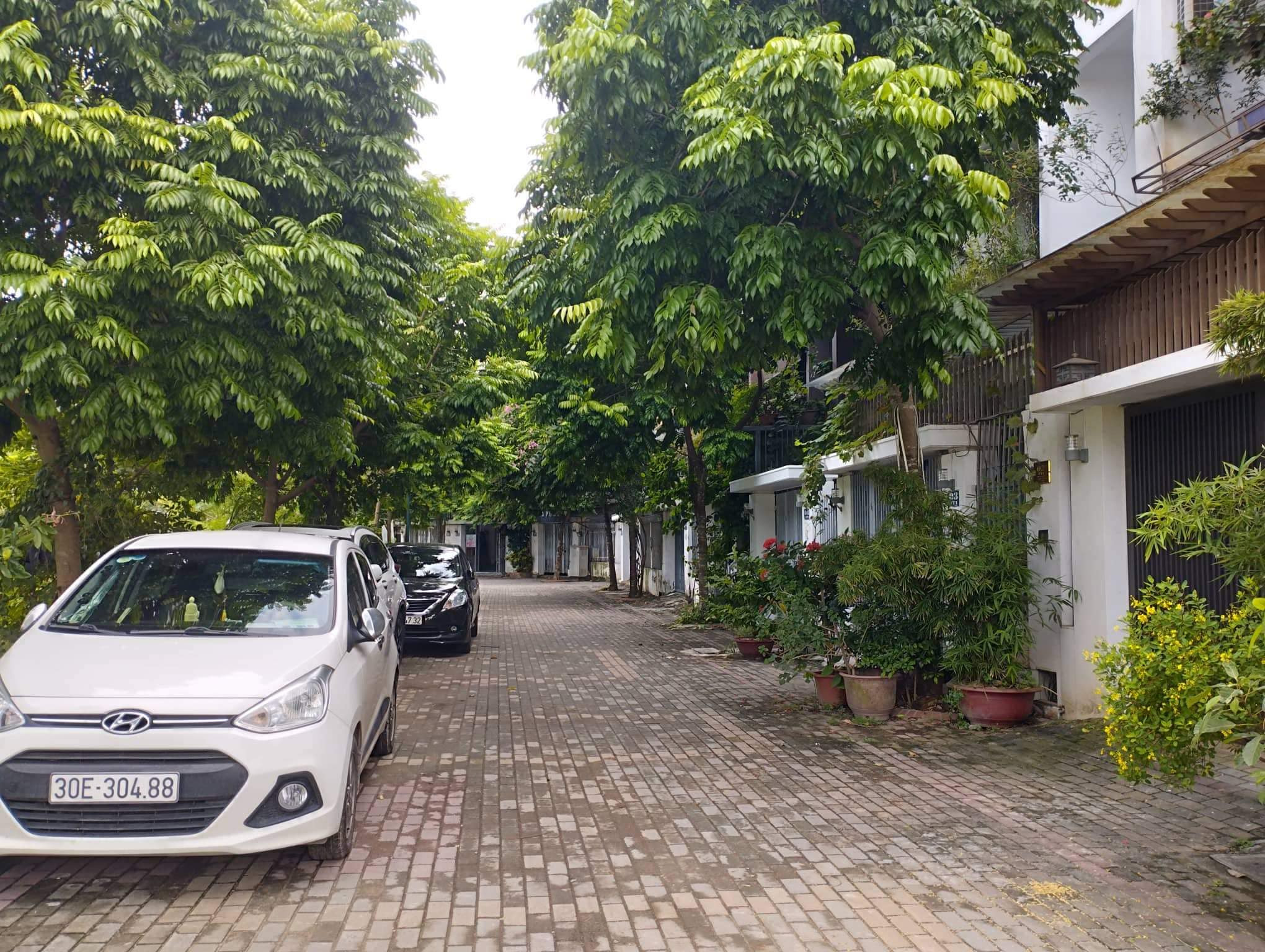 NHÀ ĐẸP KĐT AO SÀO-THANG MÁY NHẬP KHẨU, CỬA TỪ, TẦNG HẦM, NHÀ QUAN CHỨC, NỘI THẤT XỊN MỊN TOÀN ĐỒ NHẬP KHẨU, GỖ LIM