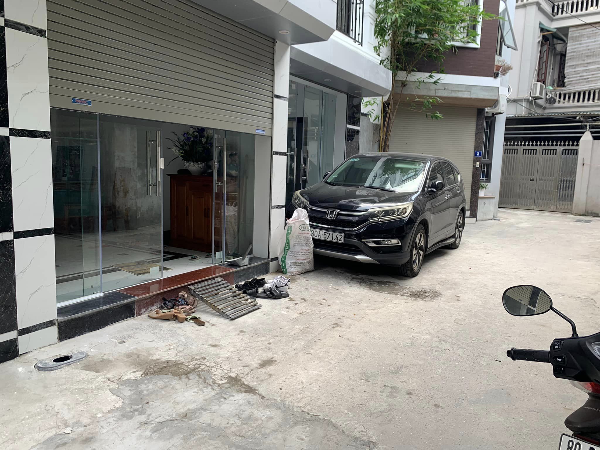 Nhà Đẹp 5 Tầng, 7 Chỗ Đỗ Cửa Tại Thạch Bàn, Long Biên, DT 41m2, Gía 3,8 Tỷ