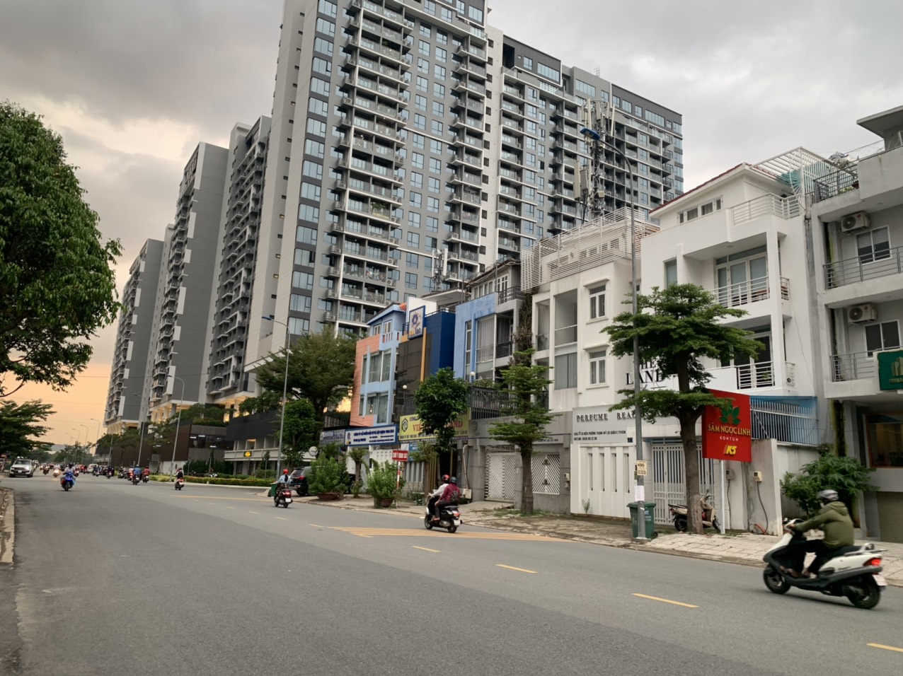 Bán nhà mặt tiền đường Tạ Hiện chỉ 320triệu/m2 hầm 4 tầng diện tích 8x17 sát sông SG