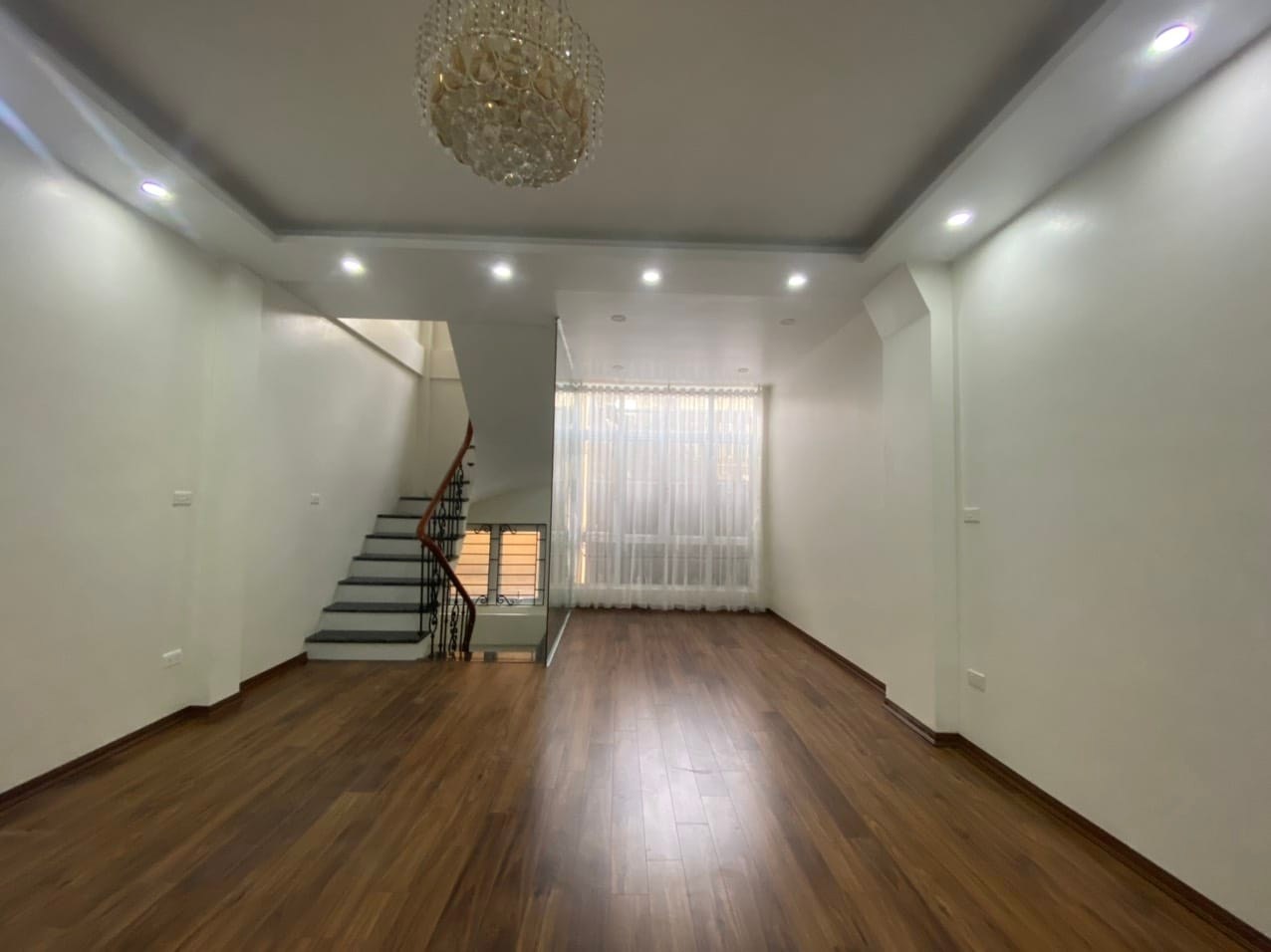 Bán nhà Lạc Long Quân 50m2x7T, MT 5m6, lô góc mặt ngõ, ô tô, ngõ thông sát phố, 14.3 tỷ