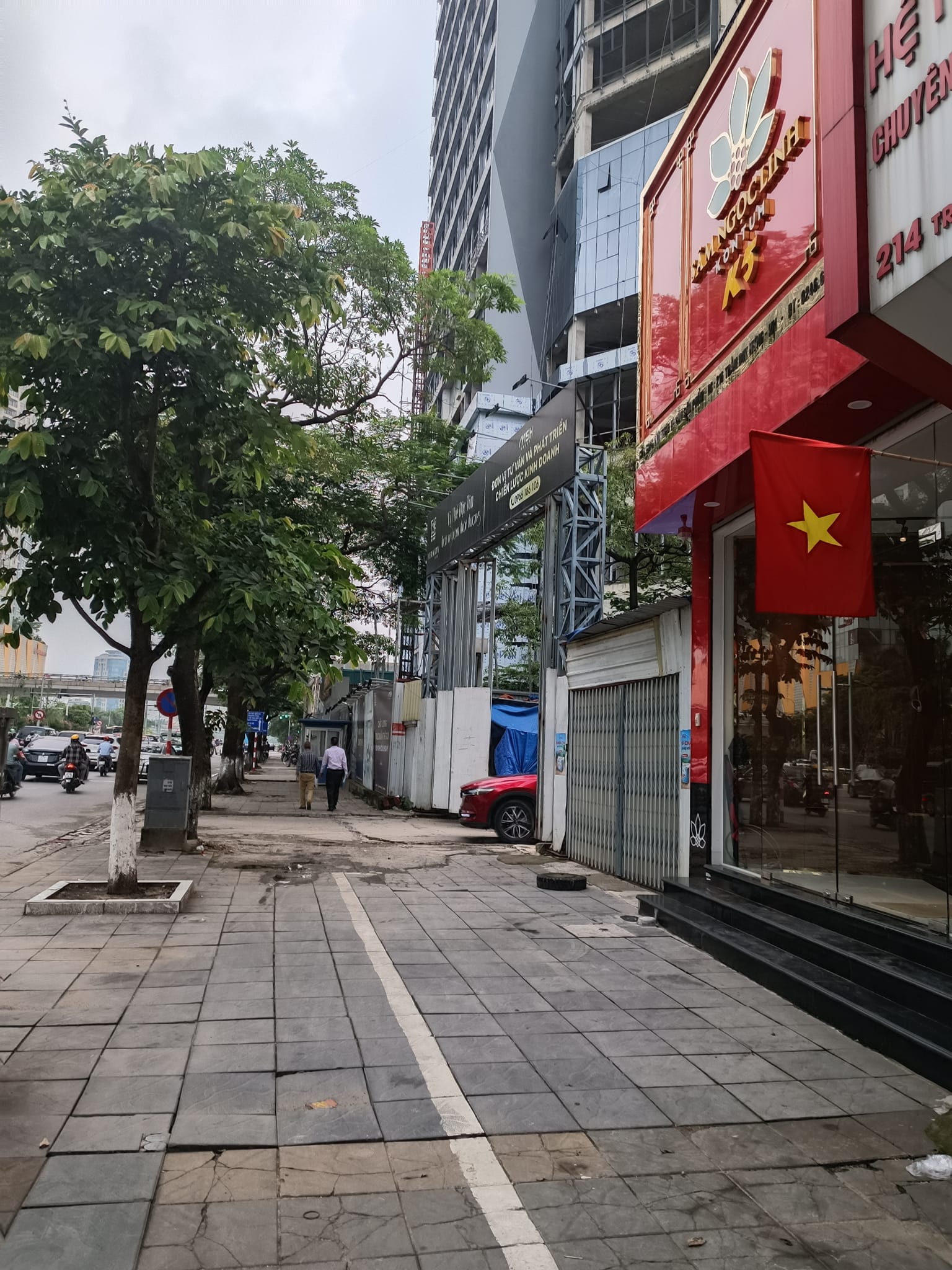 Khách sạn Trần Duy Hưng DT90m 8T Giá 45 tỷ, mặt phố, vỉa hè, thang máy