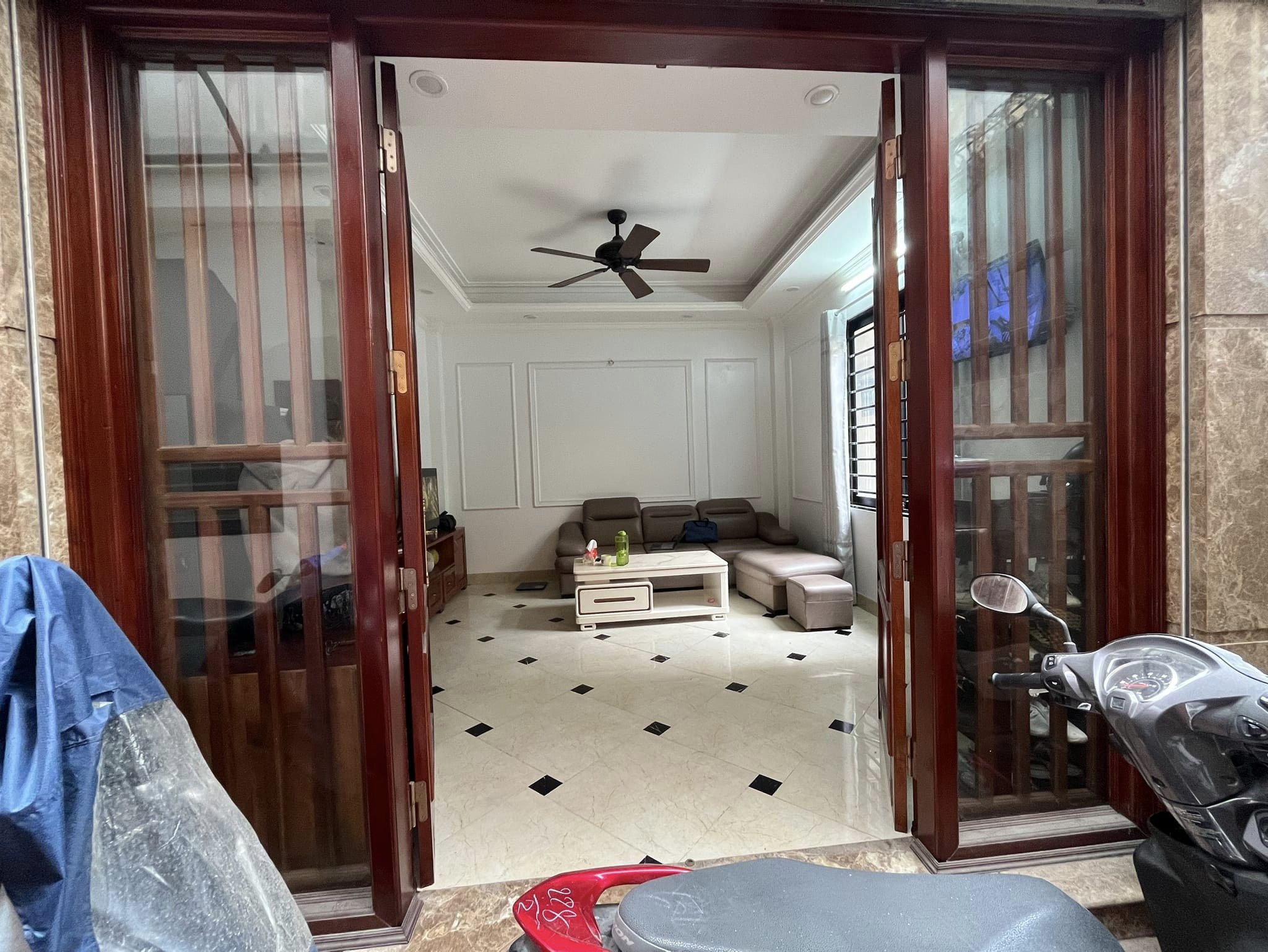 Ngõ Chùa Láng - Lô góc - 5m ô tô đỗ - 20m ra Hồ - Mới đẹp - 35m2, mt 6.4m, Giá 6.1 tỷ