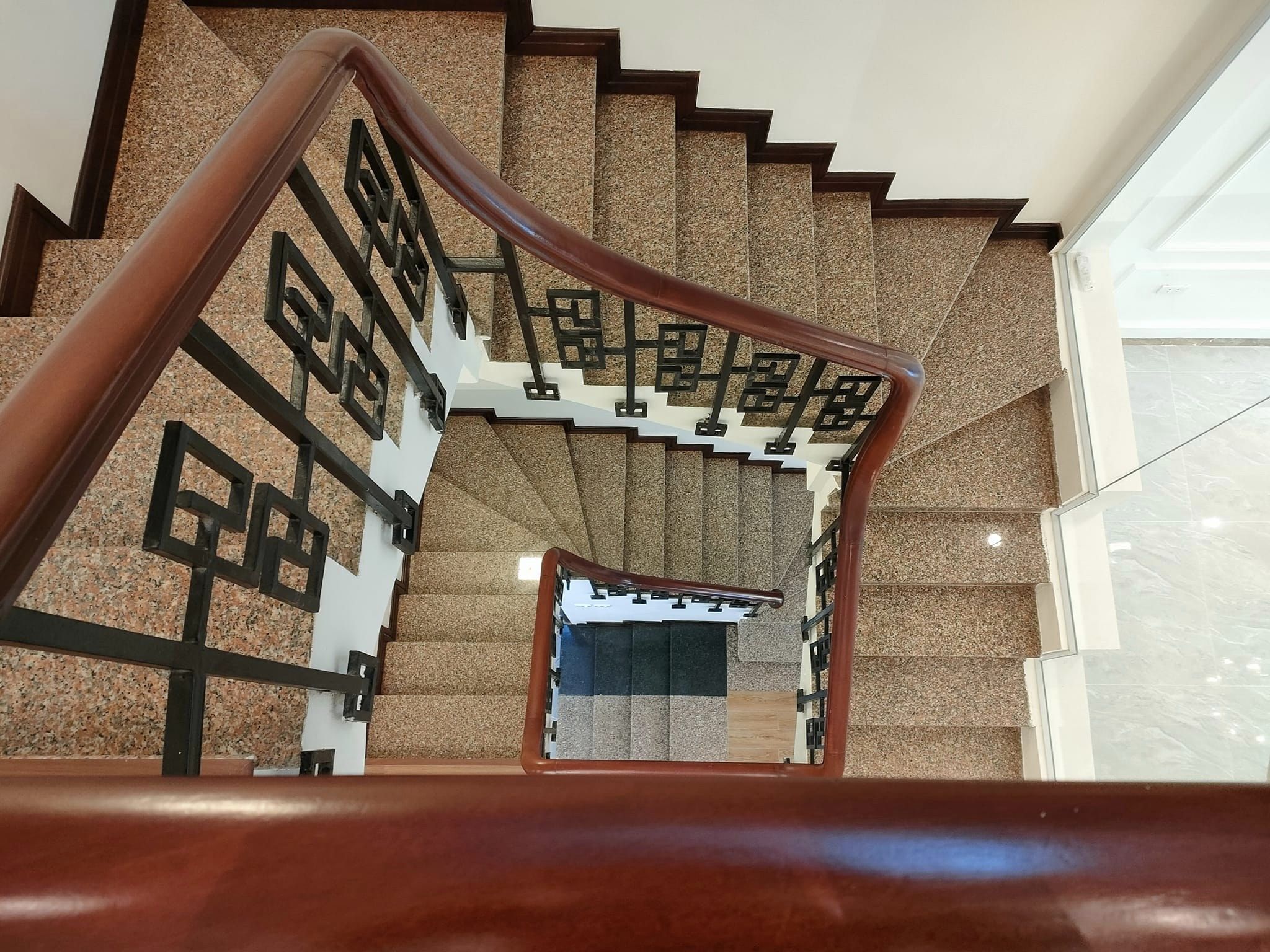 Bán nhà Đỗ Quang, Cầu Giấy, 58m2 x 4 tầng, Gara ô tô, ô chờ thang máy, giá 15.4 tỷ