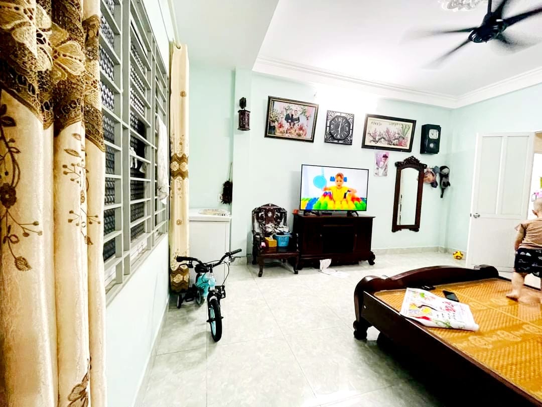 Nhà đẹp ở ngay phố Bùi Xương Trạch ngõ thông 6 tầng mặt tiền 4,5 m giá chỉ 4,2 tỷ