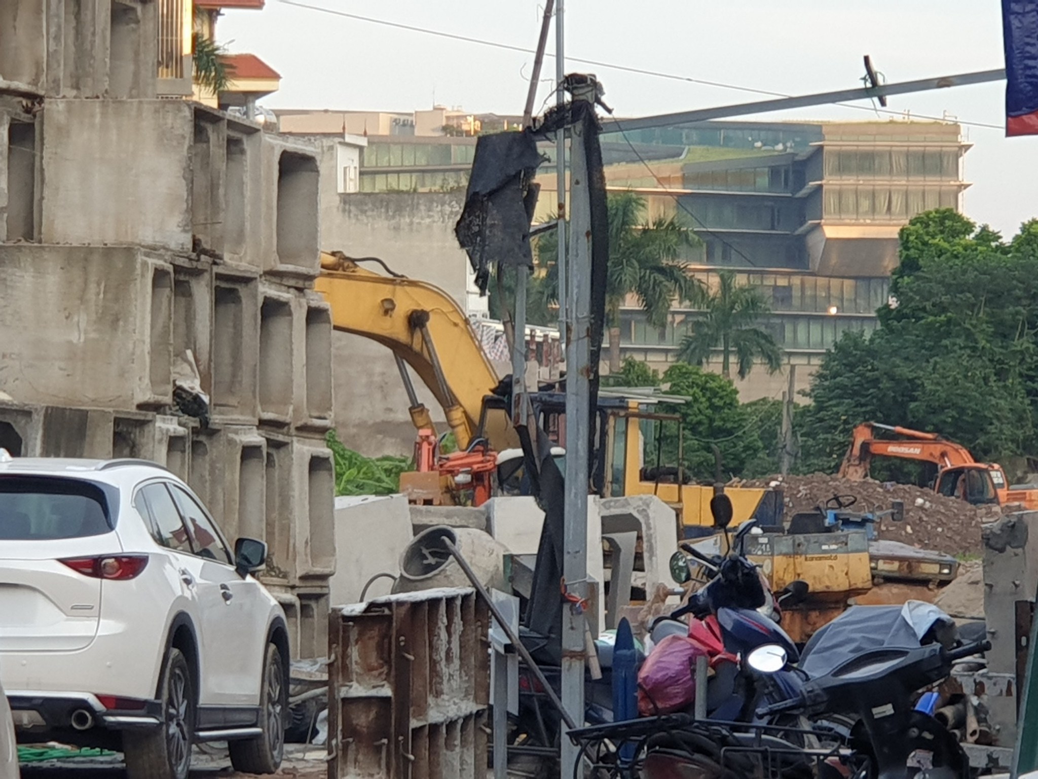 BÁN NHÀ MẶT NGÕ THÔNG PHỐ ĐỒNG ME- NAM TỪ LIÊM DIỆN TÍCH 41M- 20M RA Ô TÔ- GIÁ CHỈ 4.6 TỶ