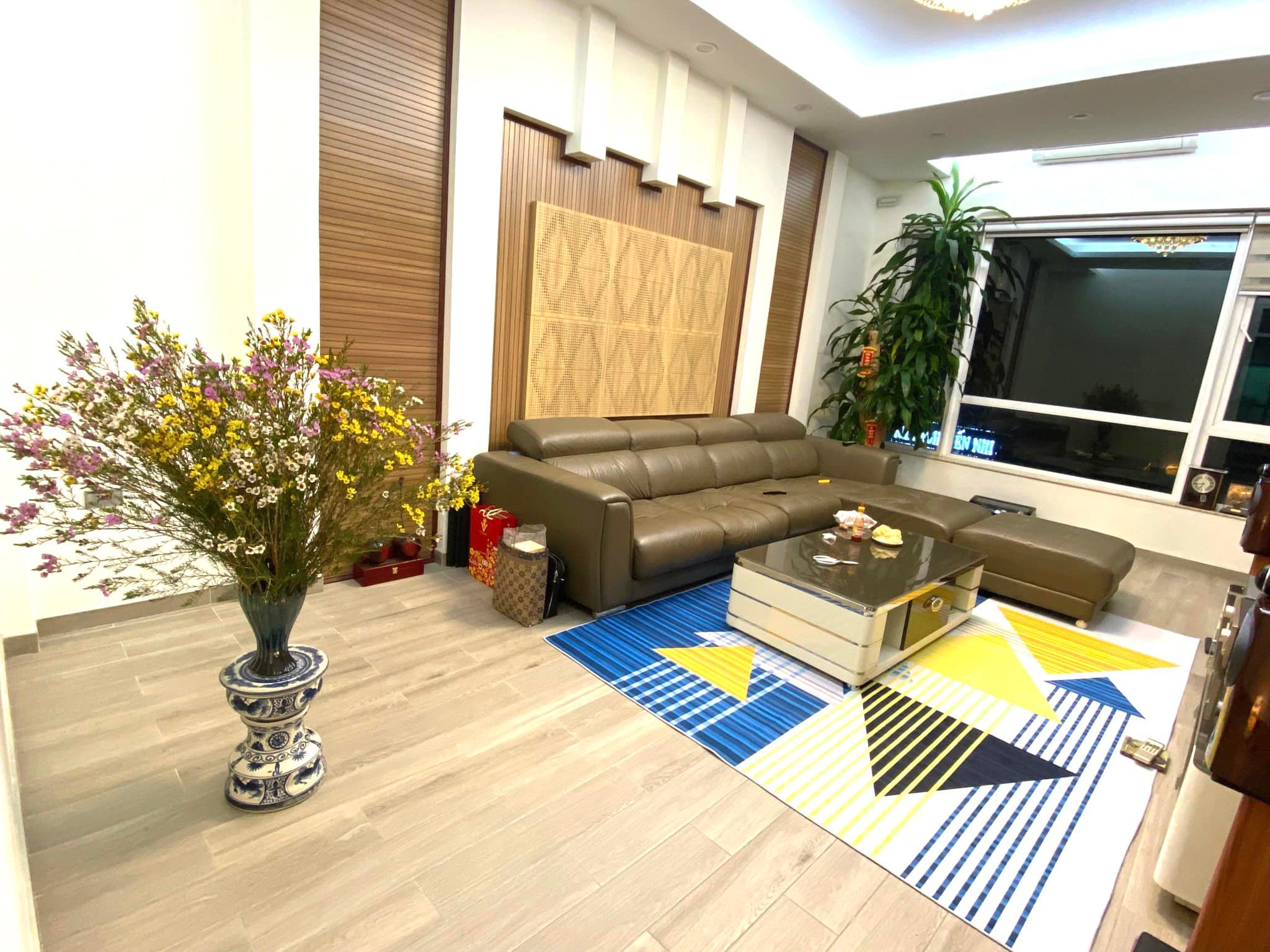 Phân lô Lạc Long Quân 53m2x5T, MT 4m, vỉa hè 3 ô tô tránh, kinh doanh đỉnh, view hồ, 23.2 tỷ