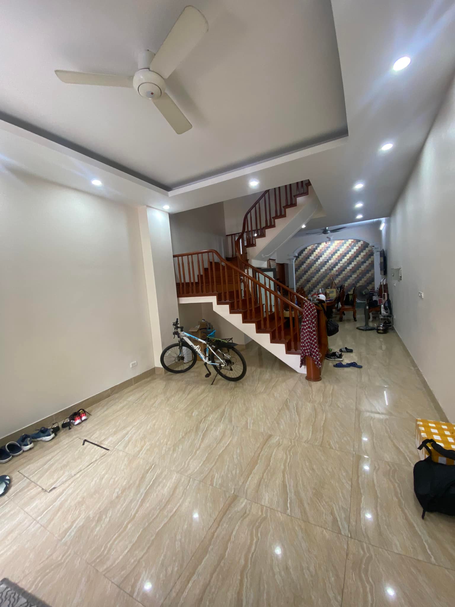 Nhỉnh 11 tỷ mặt ngõ Mễ Trì Thượng 70m2x5T, MT 4m4, ô tô đỗ cửa, sát phố, 11.3 tỷ