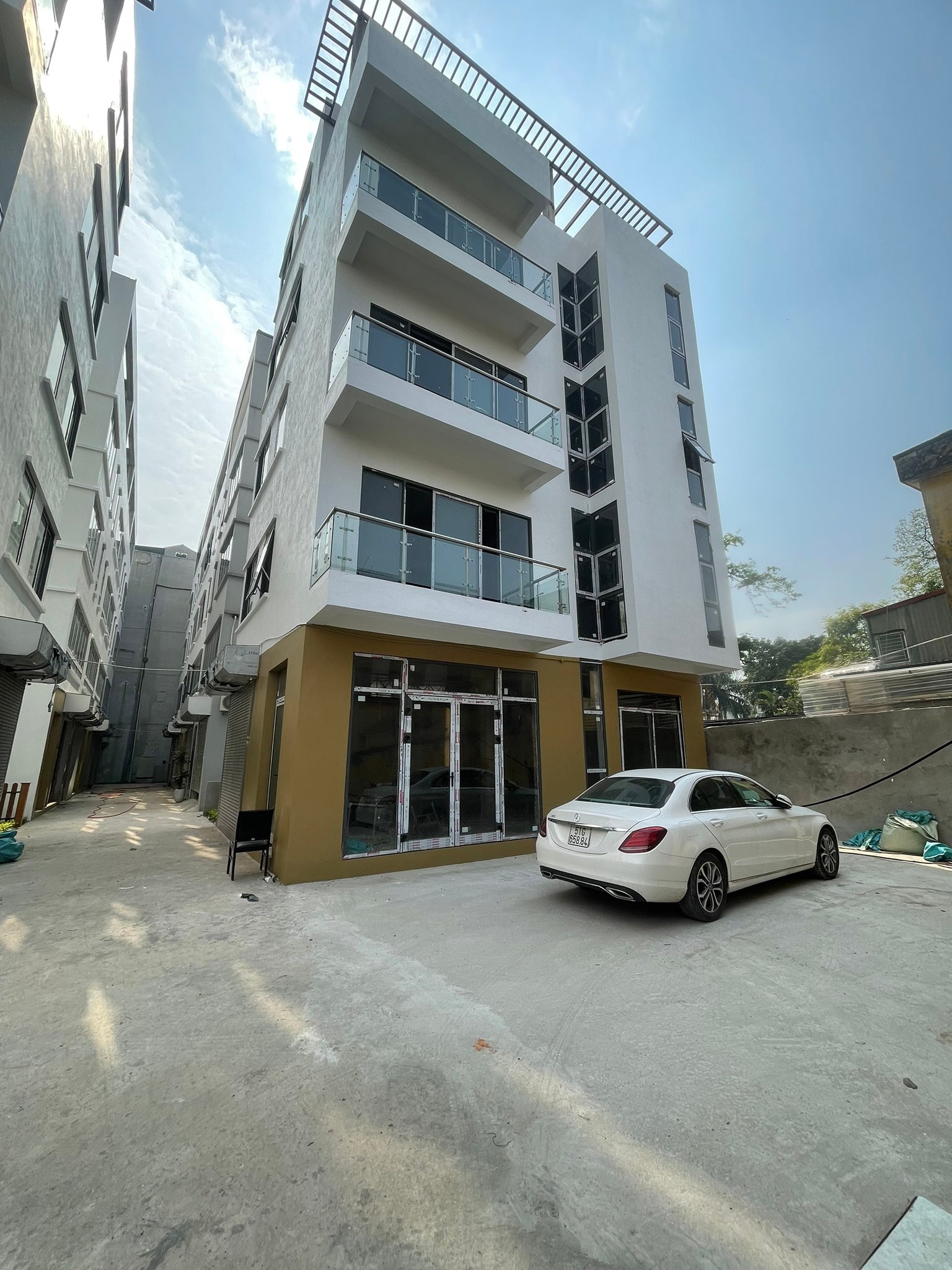 Nhà đẹp Phạm Văn Đồng 63m2x5T, MT 5m7, ô tô đỗ, sát phố, đối diện Bộ CA, 11.4 tỷ