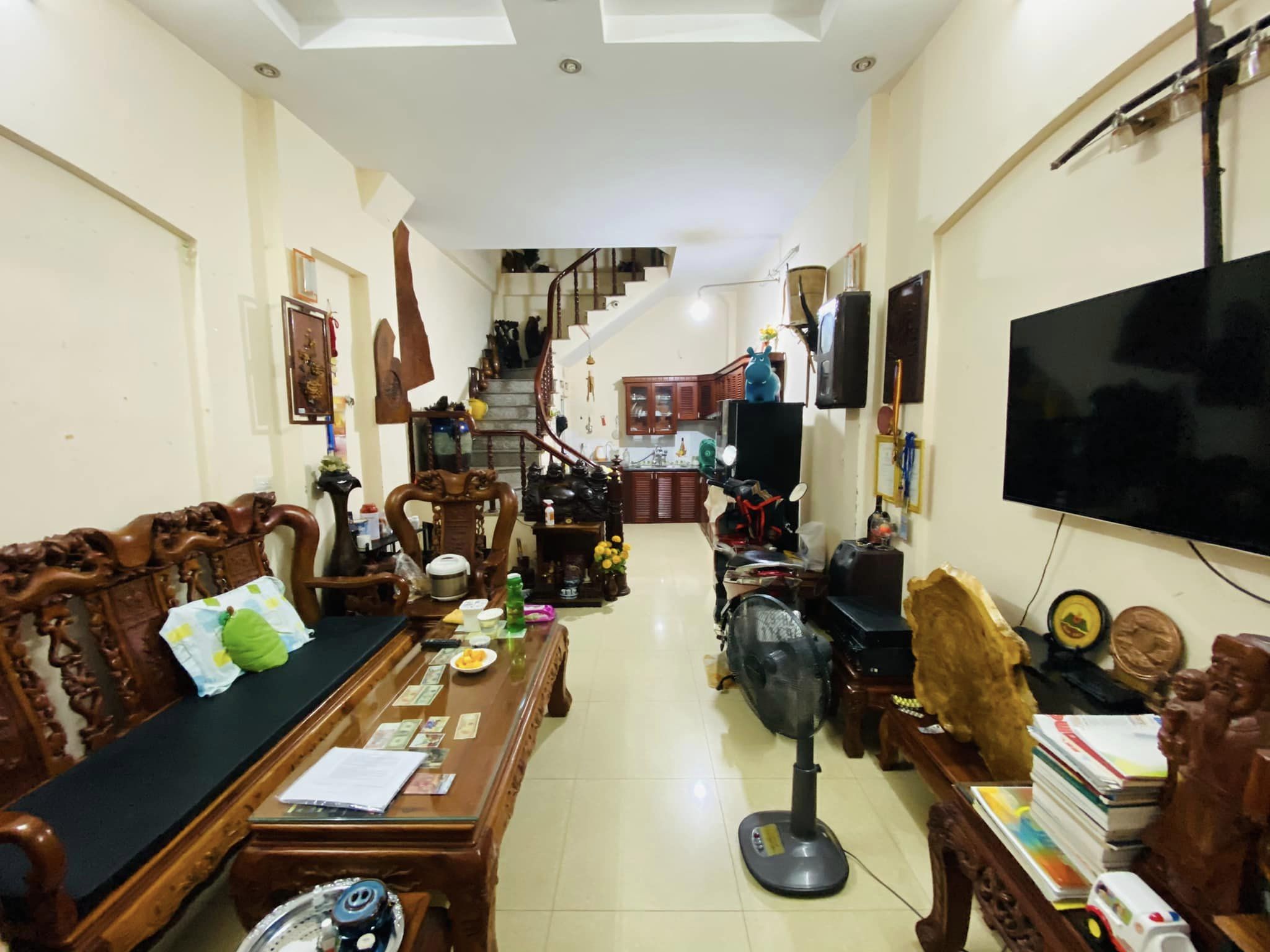 BÁN NHÀ 4 TẦNG PHỐ THÁI HÀ, PHÂN LÔ, Ô TÔ ĐỖ CỬA, GIÁ HẠT DẺ.