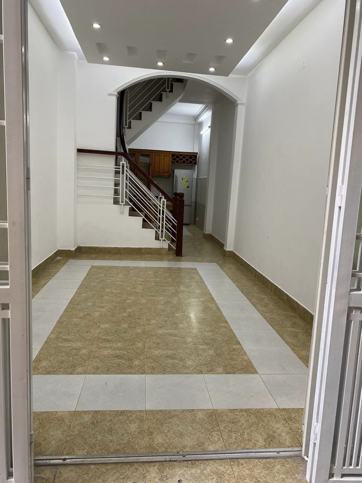 BÁN NHÀ CẦU GIẤY DIỆN TÍCH 36M- 4 TẦNG- Ở LUÔN- GIÁ CHỈ 4.5 TỶ