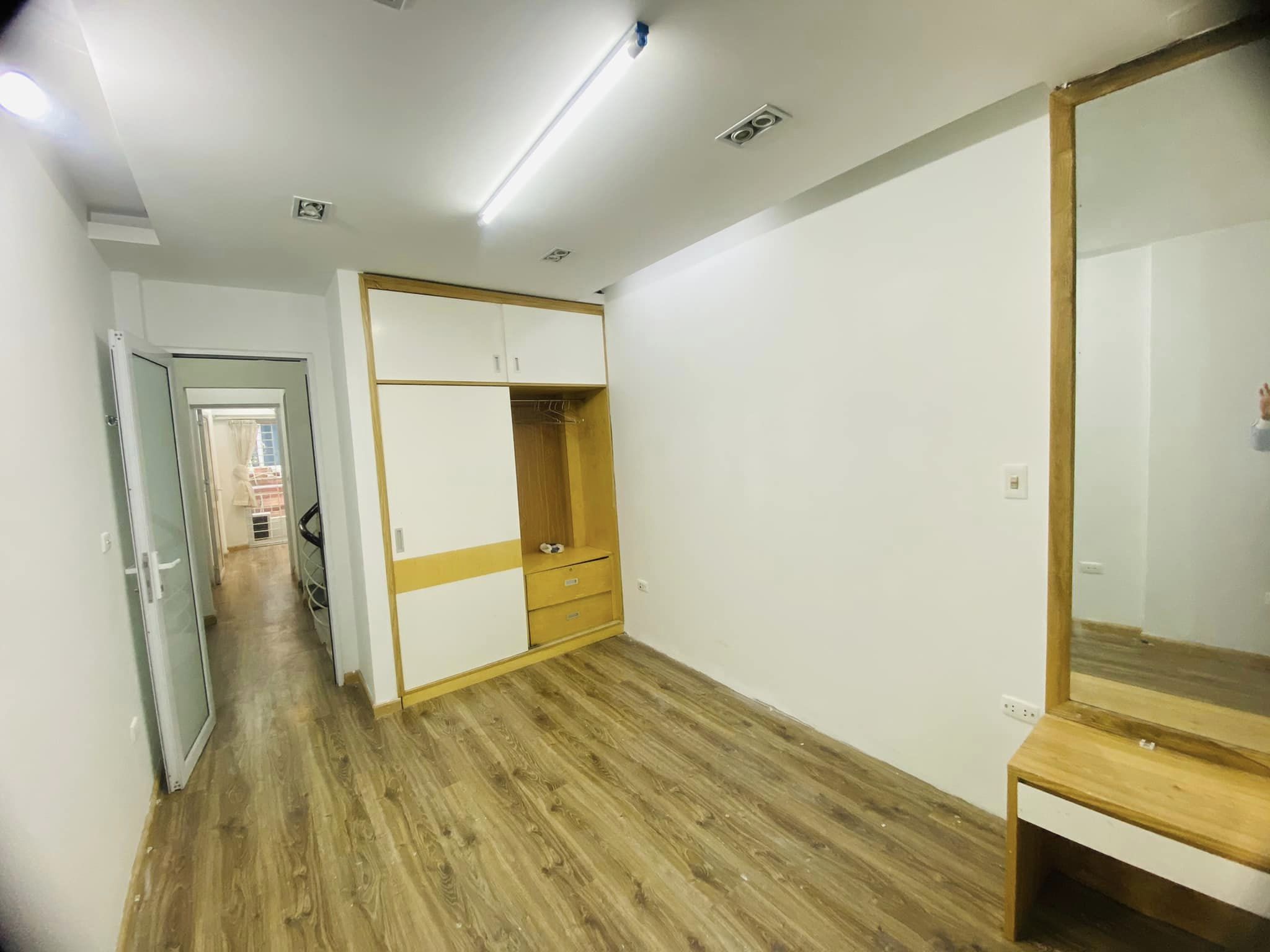 Bán nhà Trung Kính, 35m2x5 tầng, phân lô, ô tô đô cửa, kinh doanh, an sinh tốt, giá 6.9 tỷ