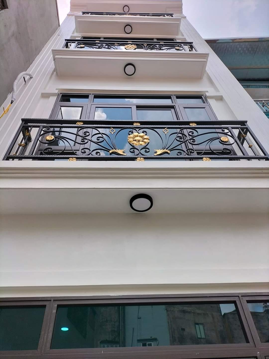 PHỐ TÂN MAI 42M2 5 TẦNG MỚI ĐẸP- KINH DOANH- NGÕ THÔNG-OTO NHỈNH 5 TỶ