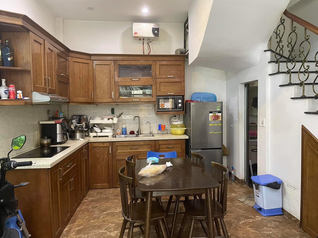 Bán gấp nhà Lạc Long Quân, Mặt ngõ, Ô tô thông, 40m2, 5 tầng, 4 tỷ