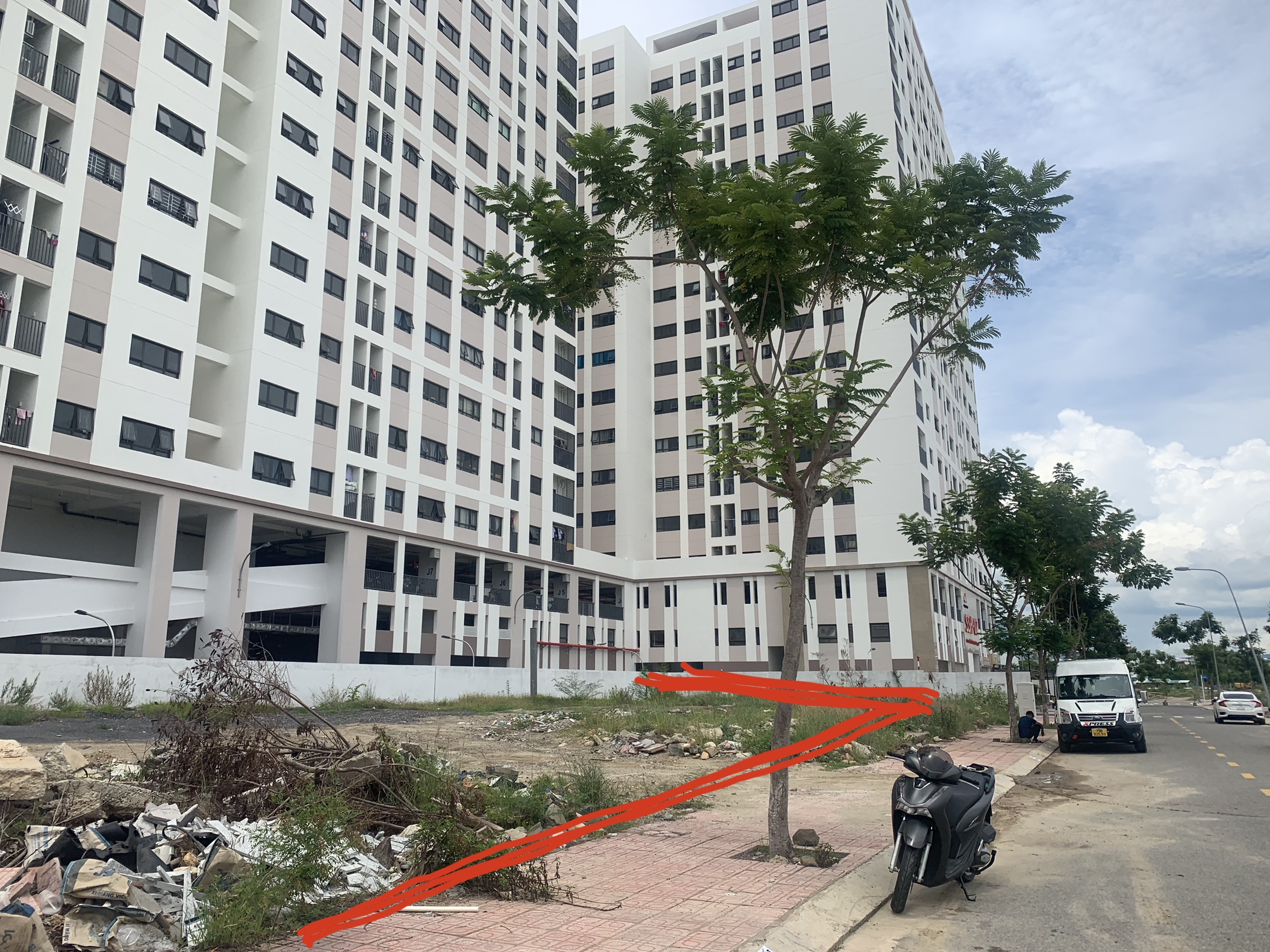 Bán lô cặp dưới chân chung cư ssh 07 Hà Quang Phước Hải.- Diện tích: 220m2 ngang 10m, có bán lẻ.