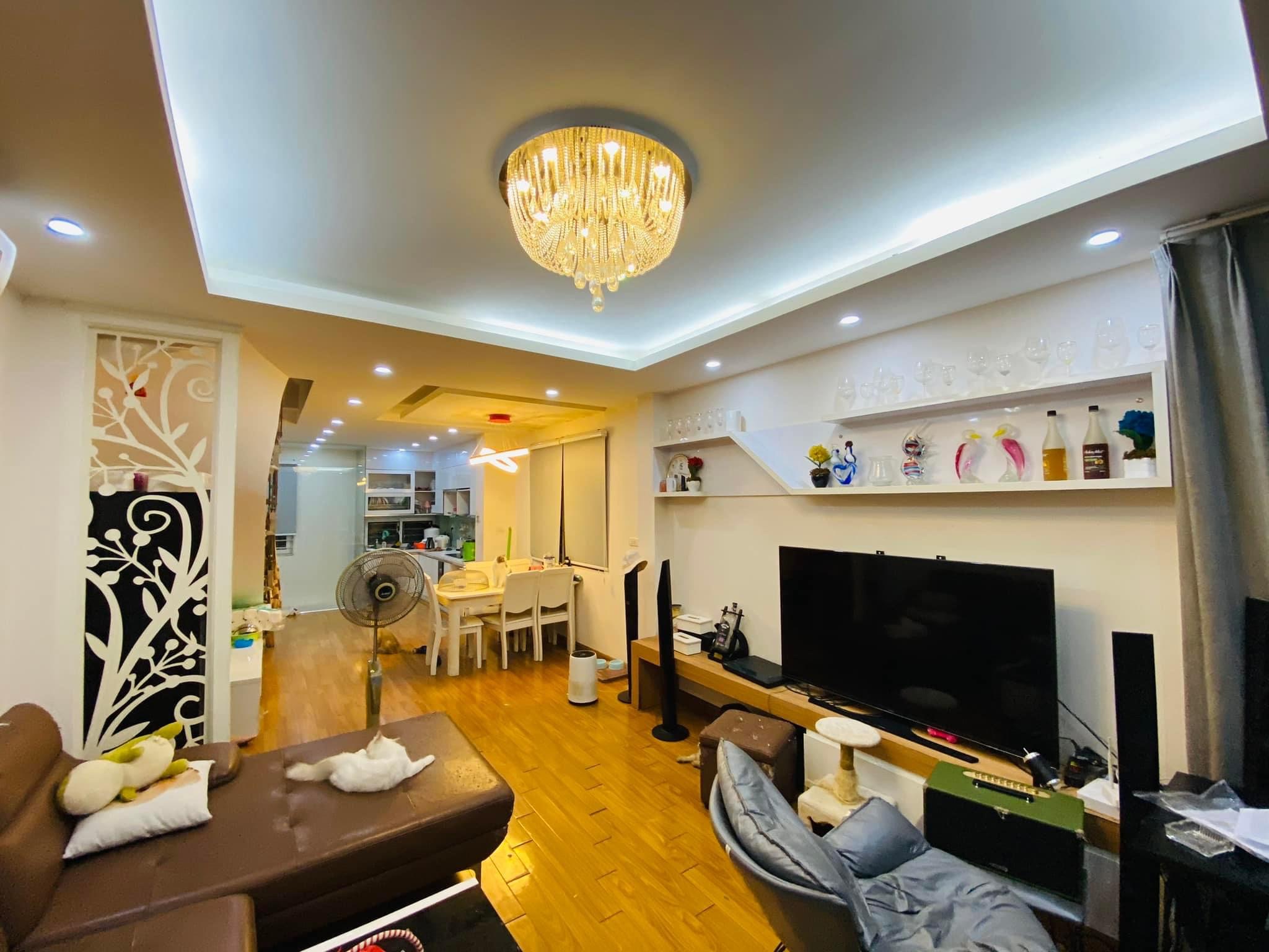 Siêu Phẩm Nhà đẹp Phố Trần Quốc Hoàn, Ô tô vào nhà Kinh Doanh, 40m2 x6 Tầng giá 12.8 tỷ.