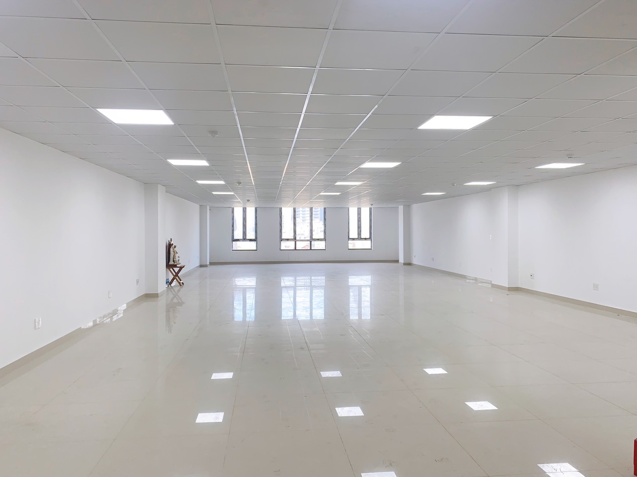 Bán nhà mới đẹp hiện đại mặt phố Thọ Tháp, Quận Cầu Giấy. DT 100m x 4 nổi 1 hầm, mặt tiền 6m. Giá 42 tỷ