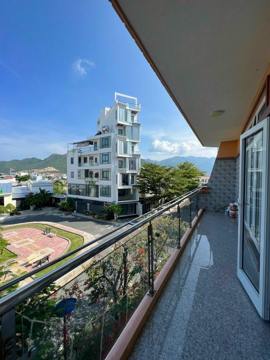 Bán nhà góc 2 mặt tiền đường đối diện công viên KĐT phước long B, giá sập sàn