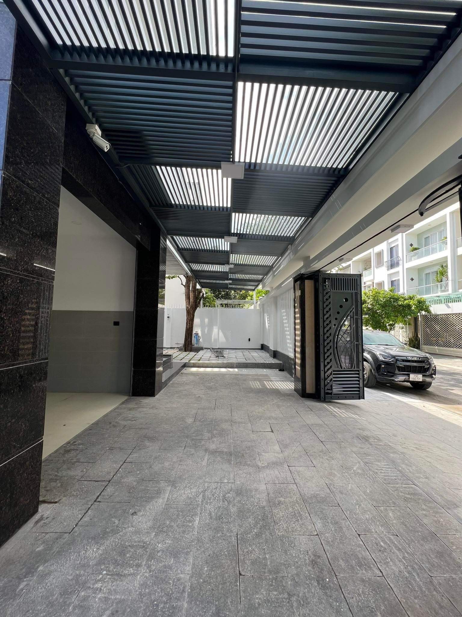 Bán căn biệt thự 2 mặt tiền giáp lưng công viên - KĐT Vĩnh Điềm Trung, rẽ nhất thị trường