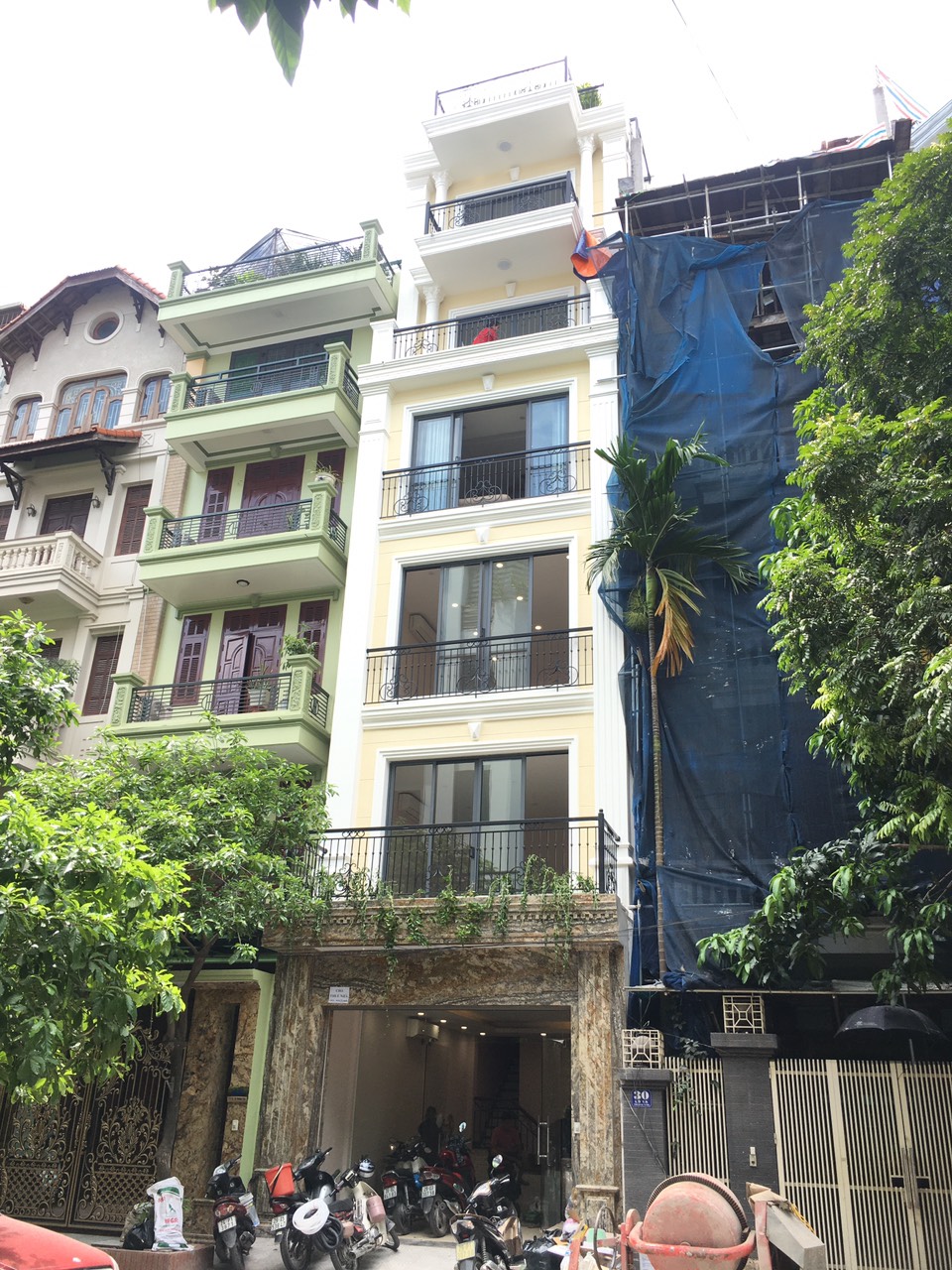 Bán nhà mặt phố Quan Hoa, Cầu Giấy. Dt 42m 7 tầng Mt 4,2m.