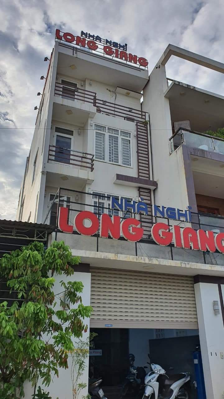 BÁN NHANH NHÀ NGHĨ 4 TẦNG MẶT TIỀN ĐƯỜNG NHỰA. KHU VỰC KINH DOANH THUẬN LỢI. DOANH THU KHÔNG DƯỚI 10 TRIỆU/THÁNG.