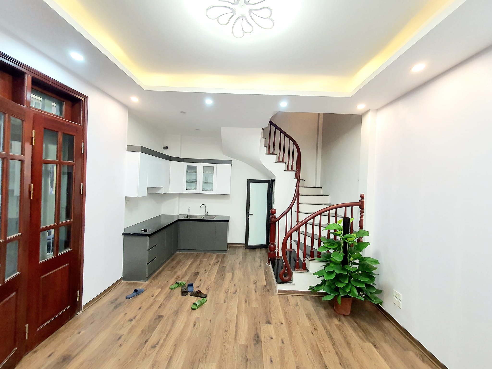 Bán nhà dẹp ở ngay KIm Giang- Thanh xuân, 10m ra Ôtô, 3 thoáng, 30m2x5T, MT4.5m giá 3.8 tỷ